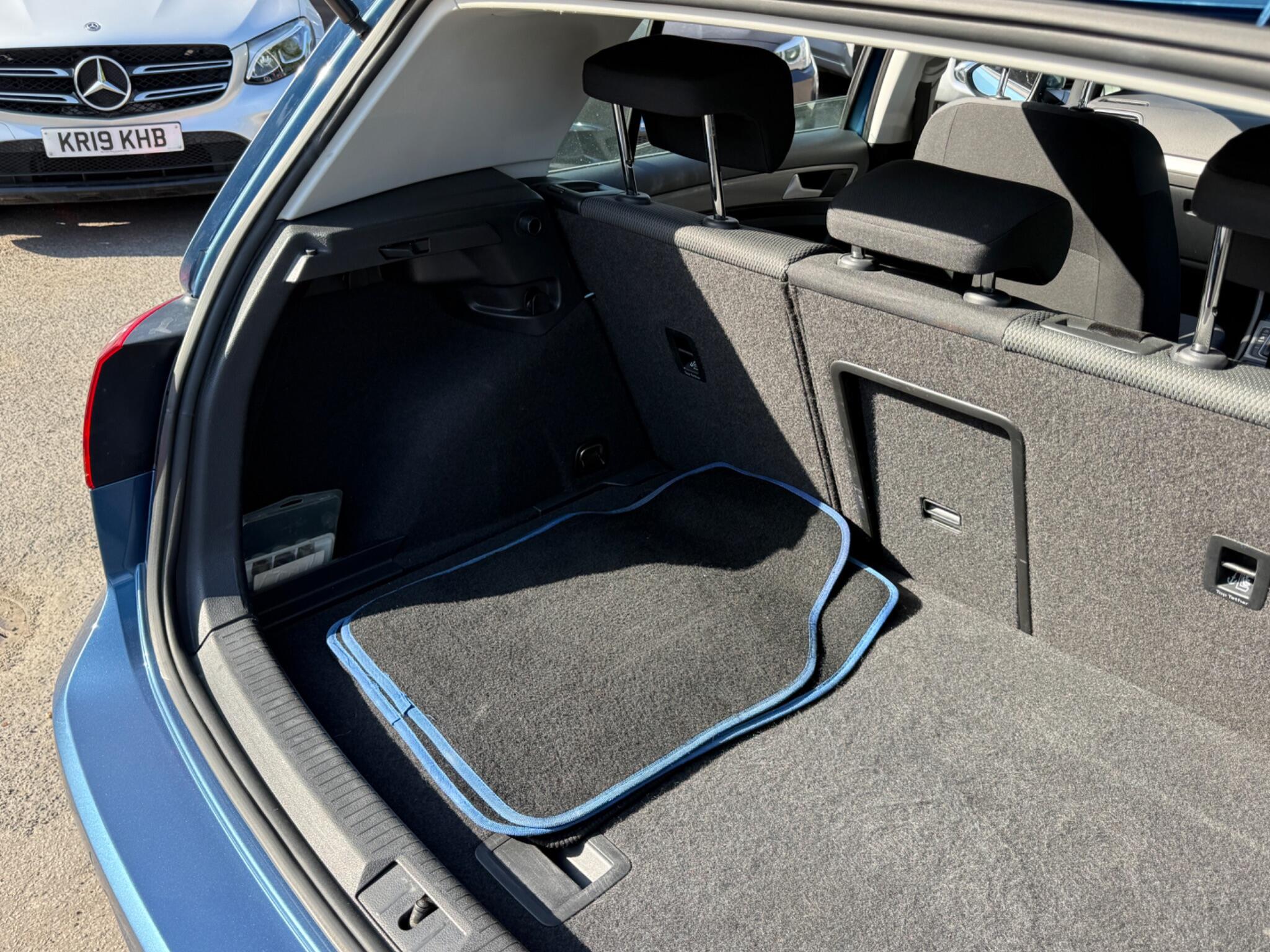 Volkswagen Golf - Image 40