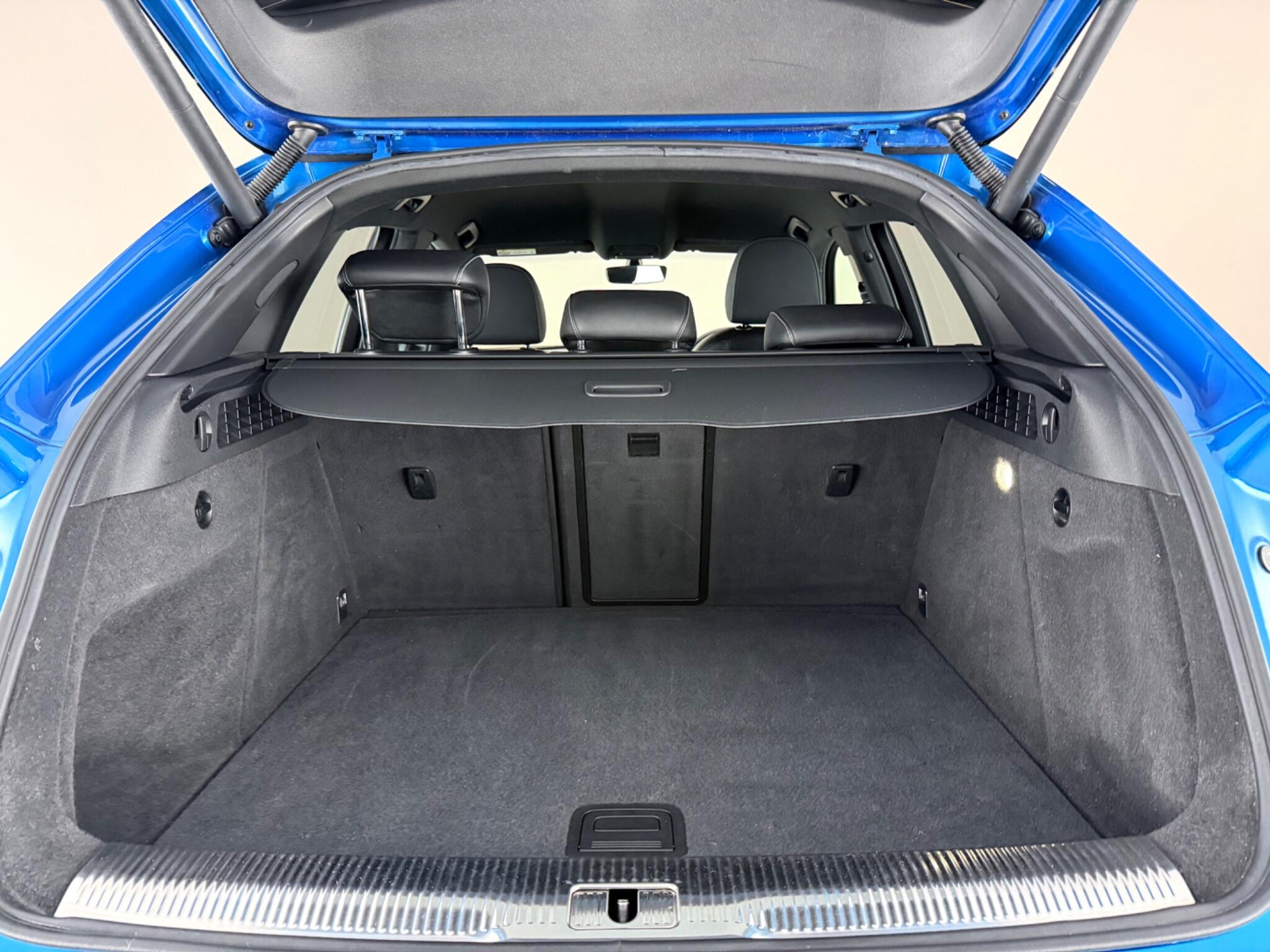Audi Q3 view 10