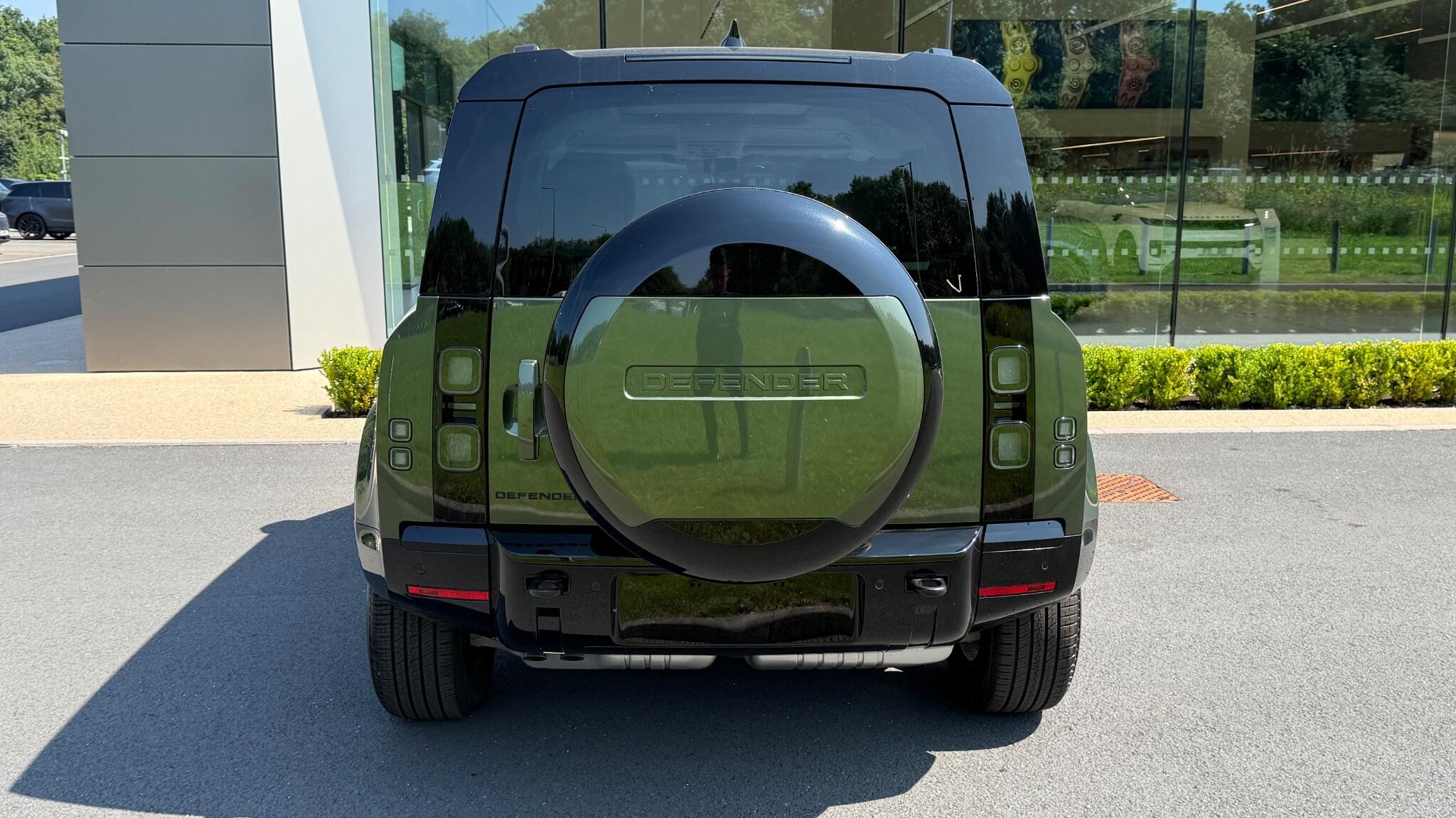 Land Rover Defender view 35