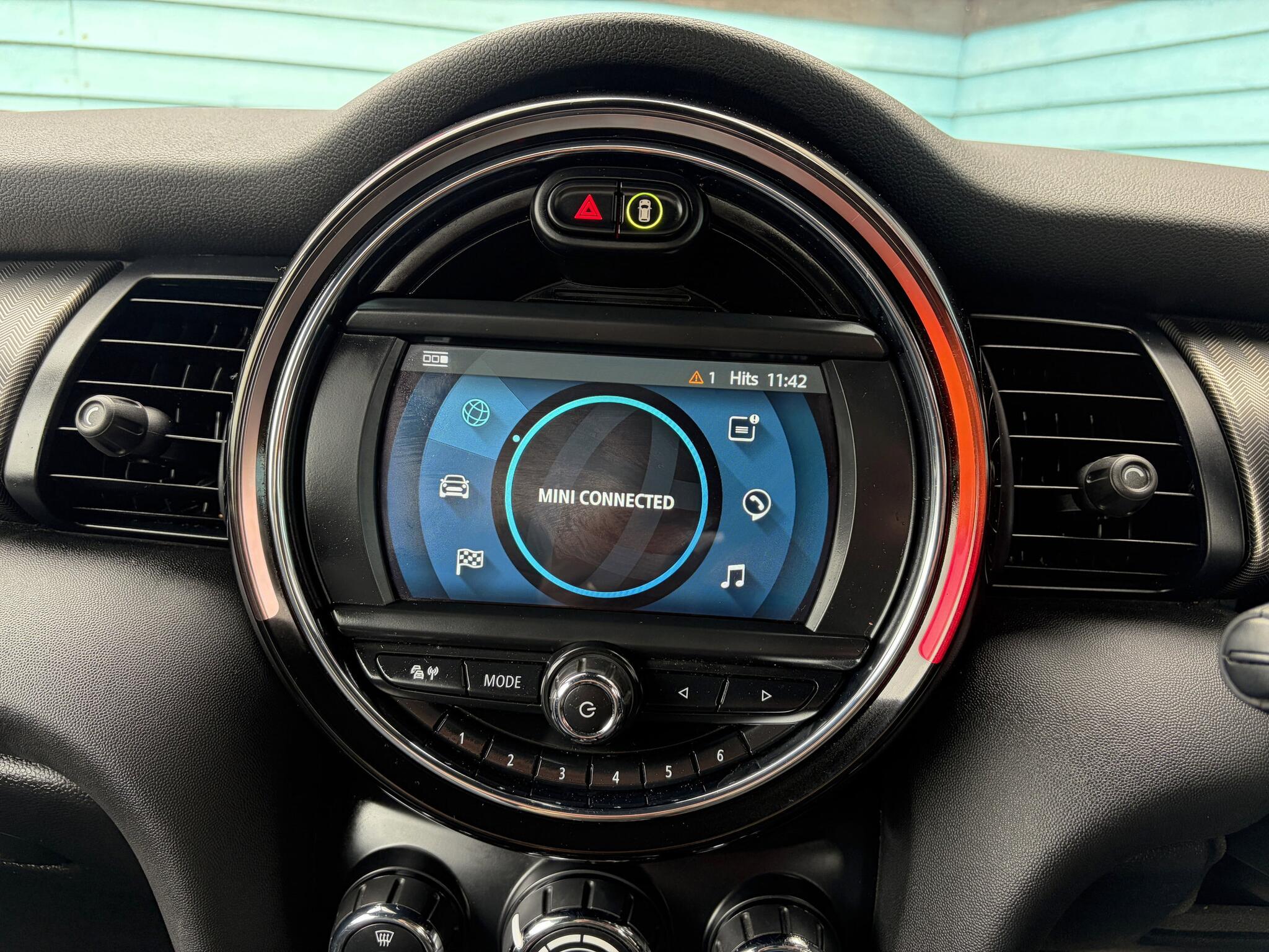 Mini Convertible view 36