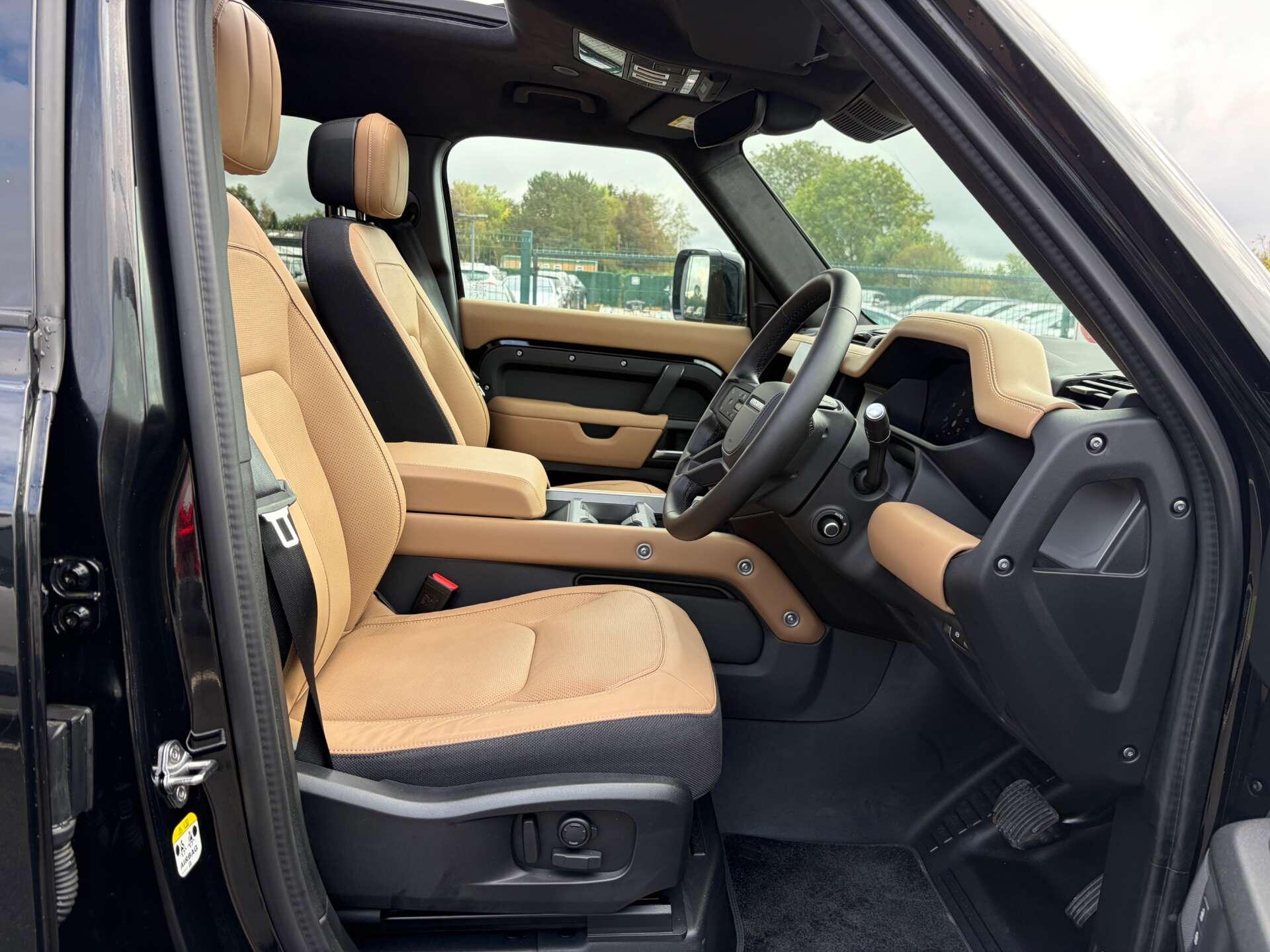 Land Rover Defender 110 view 37