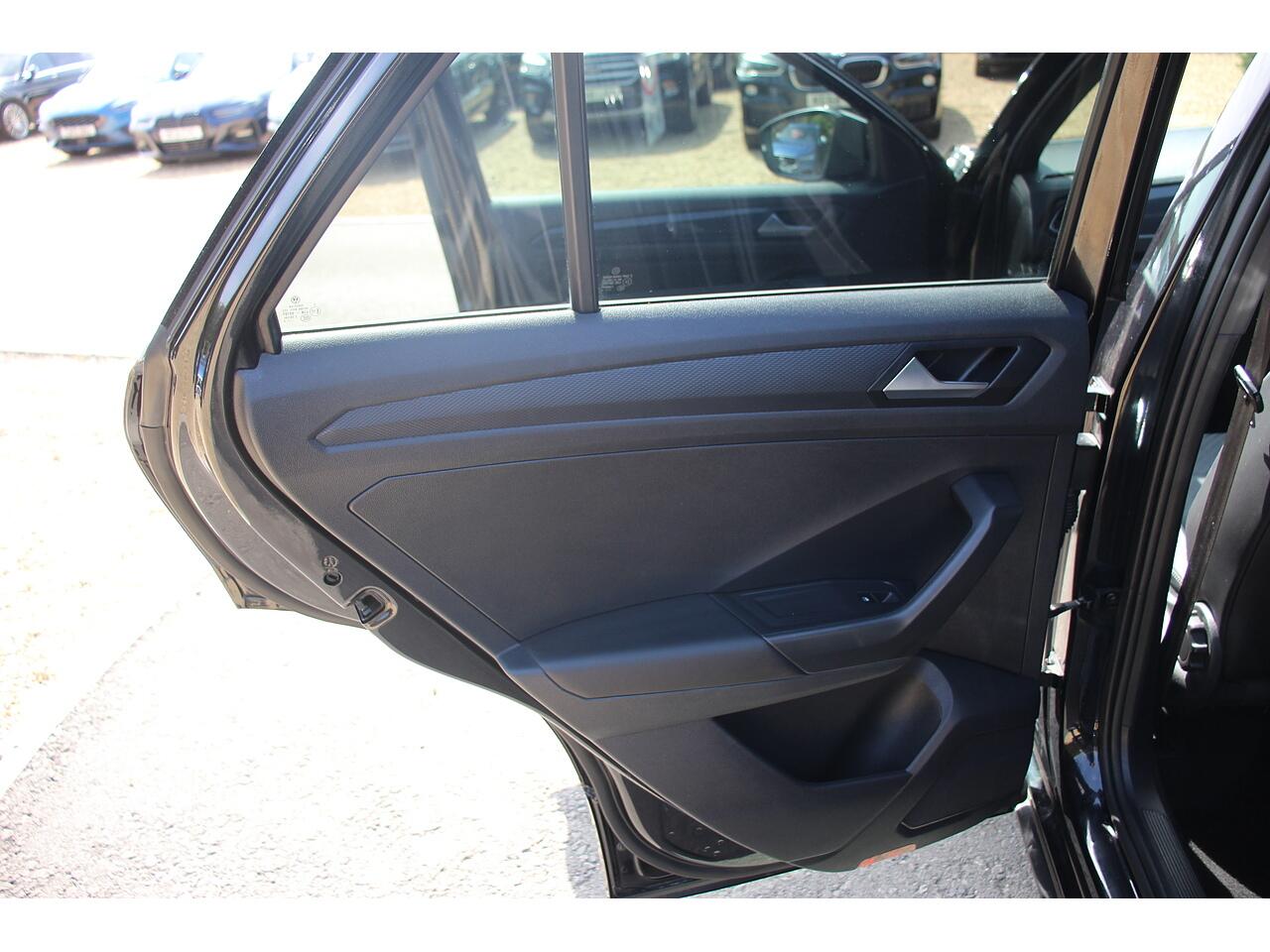 Volkswagen T-Roc view 32