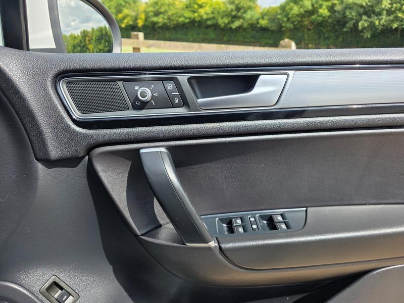 2015 Volkswagen Touareg image 36