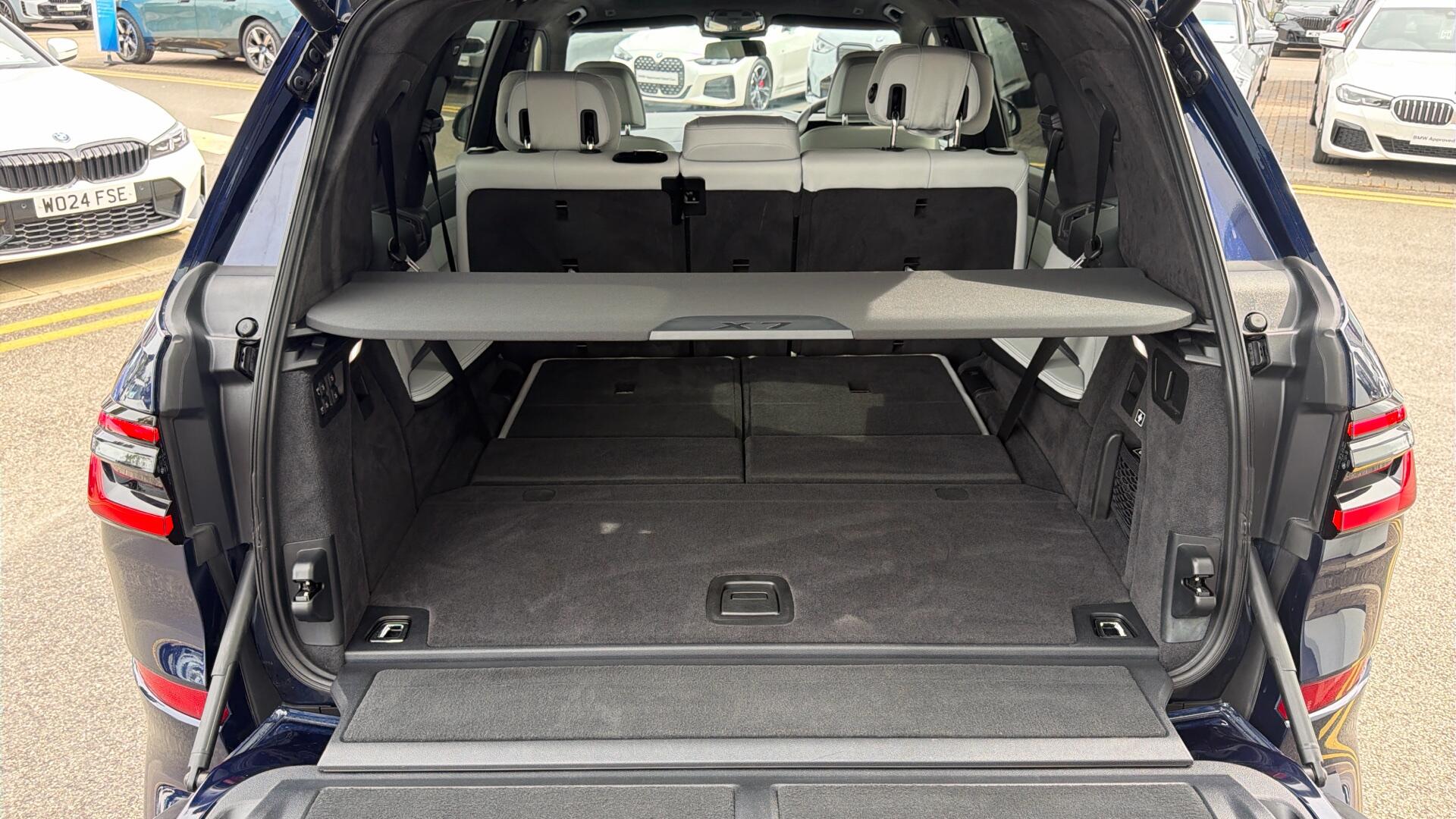 BMW X7 view 13