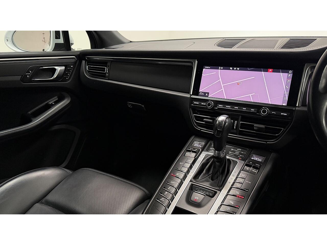 Porsche Macan view 26