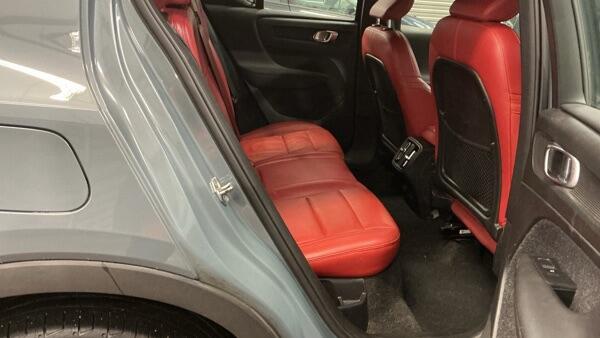 Volvo XC40 view 3