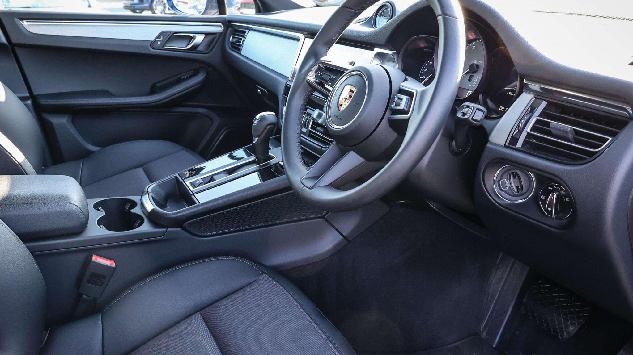 Porsche Macan view 12