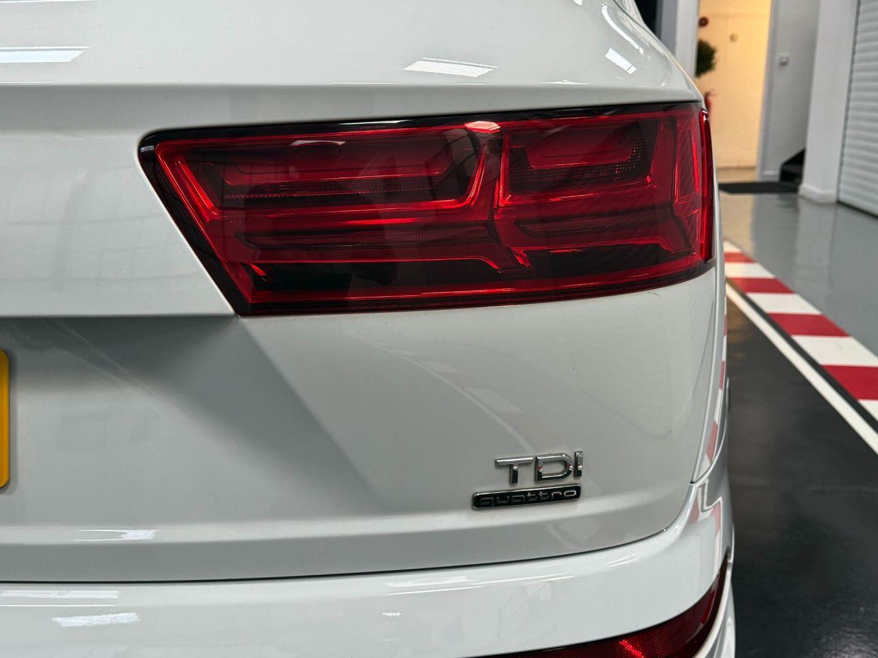 Audi Q7 view 16