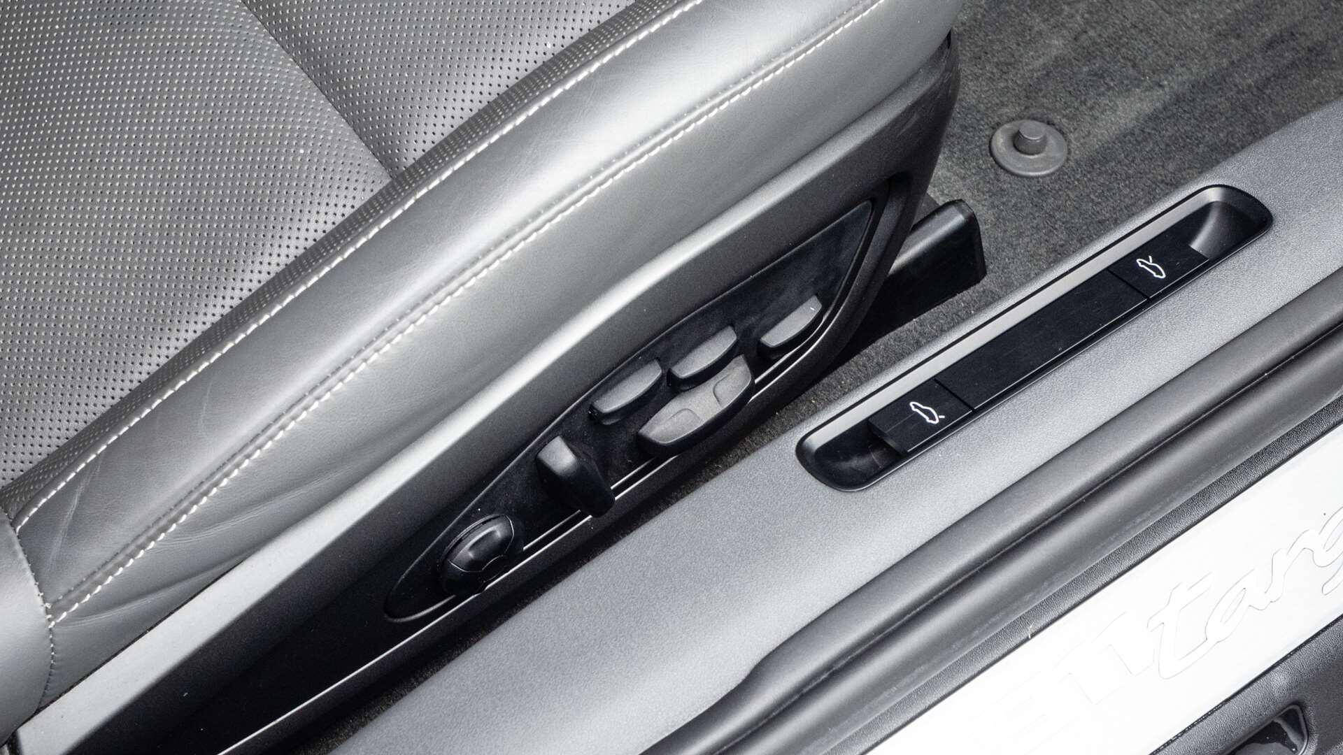 Porsche 911 view 39