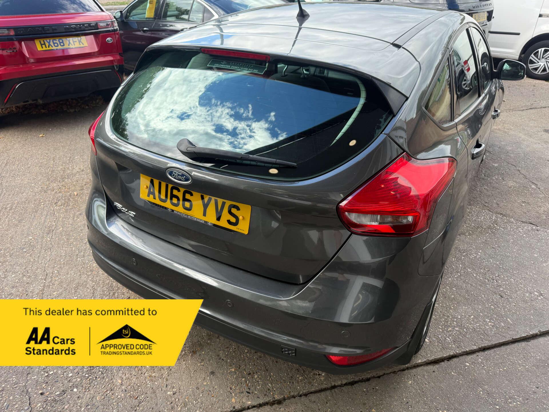Ford Focus view 3