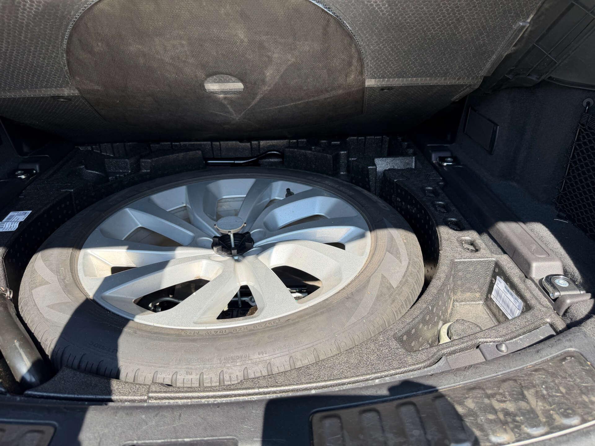 Land Rover Discovery Sport view 56