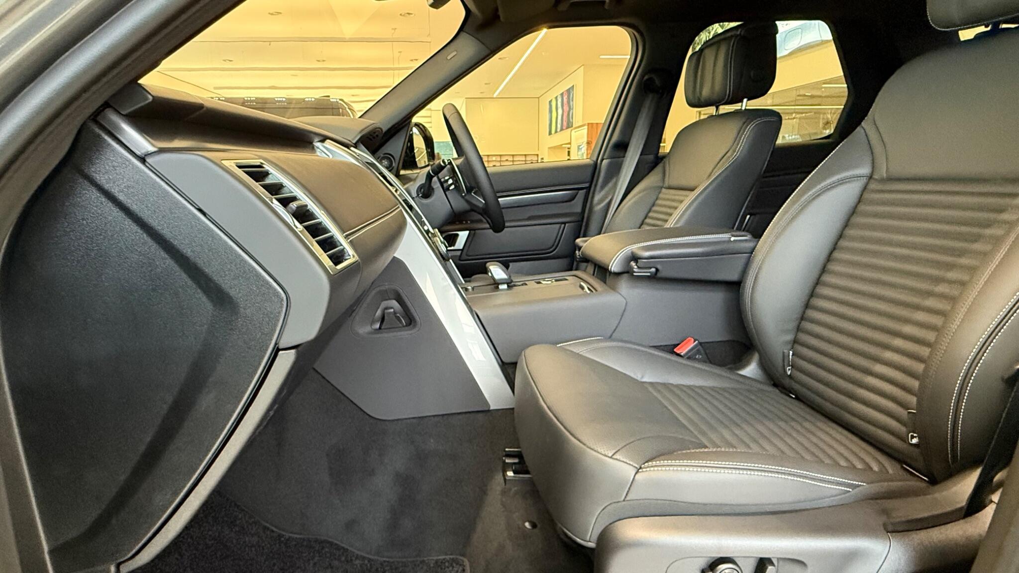 Land Rover Discovery view 15