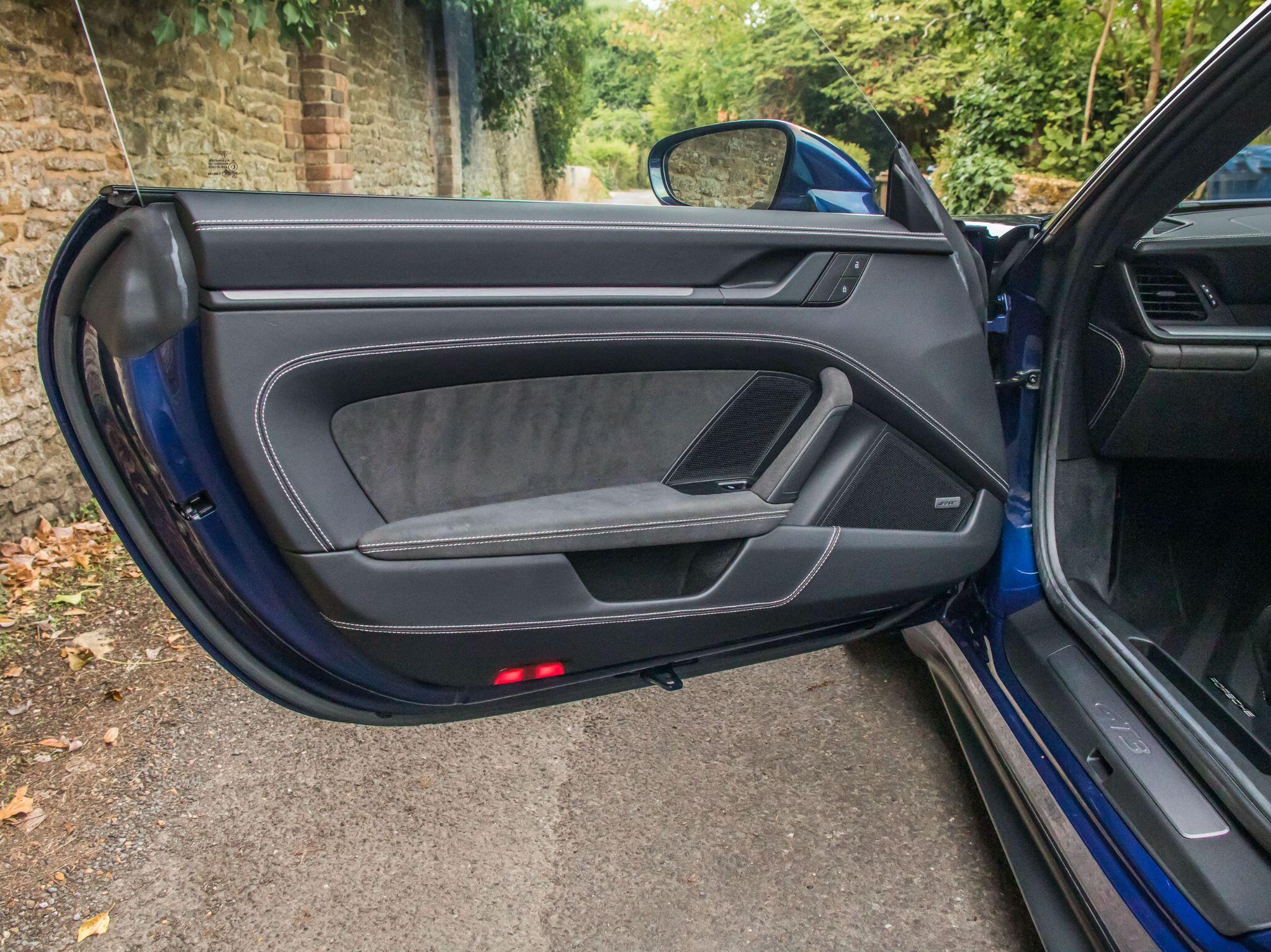 Porsche 911 view 16