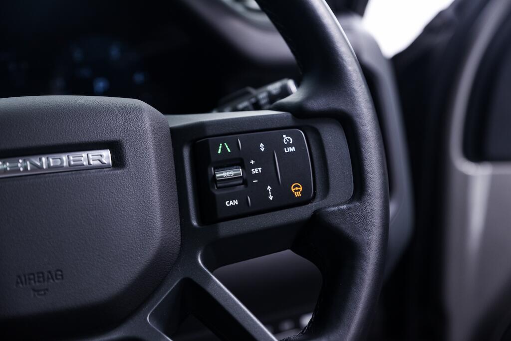 Land Rover Defender view 30