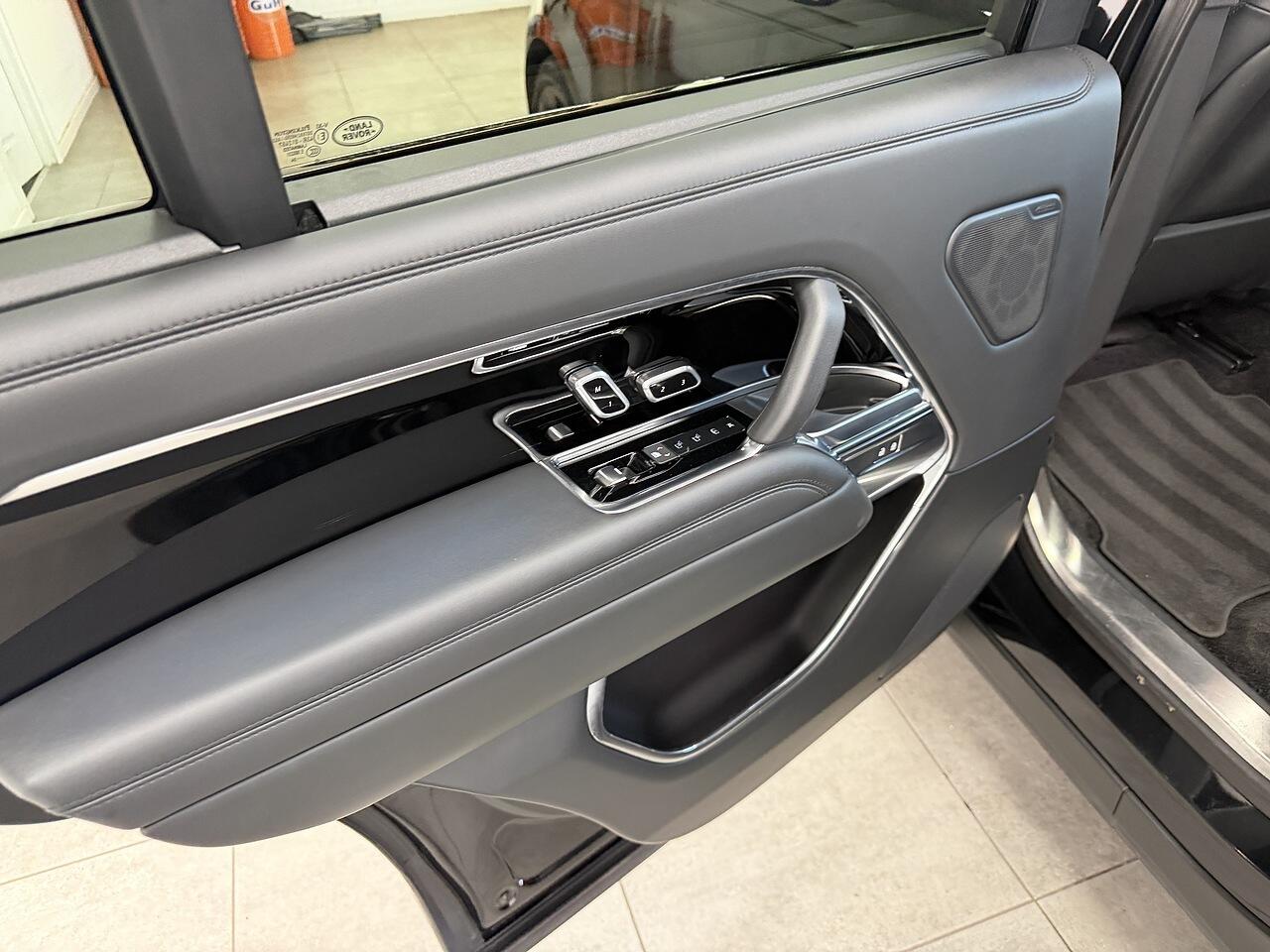 Land Rover Range Rover view 25