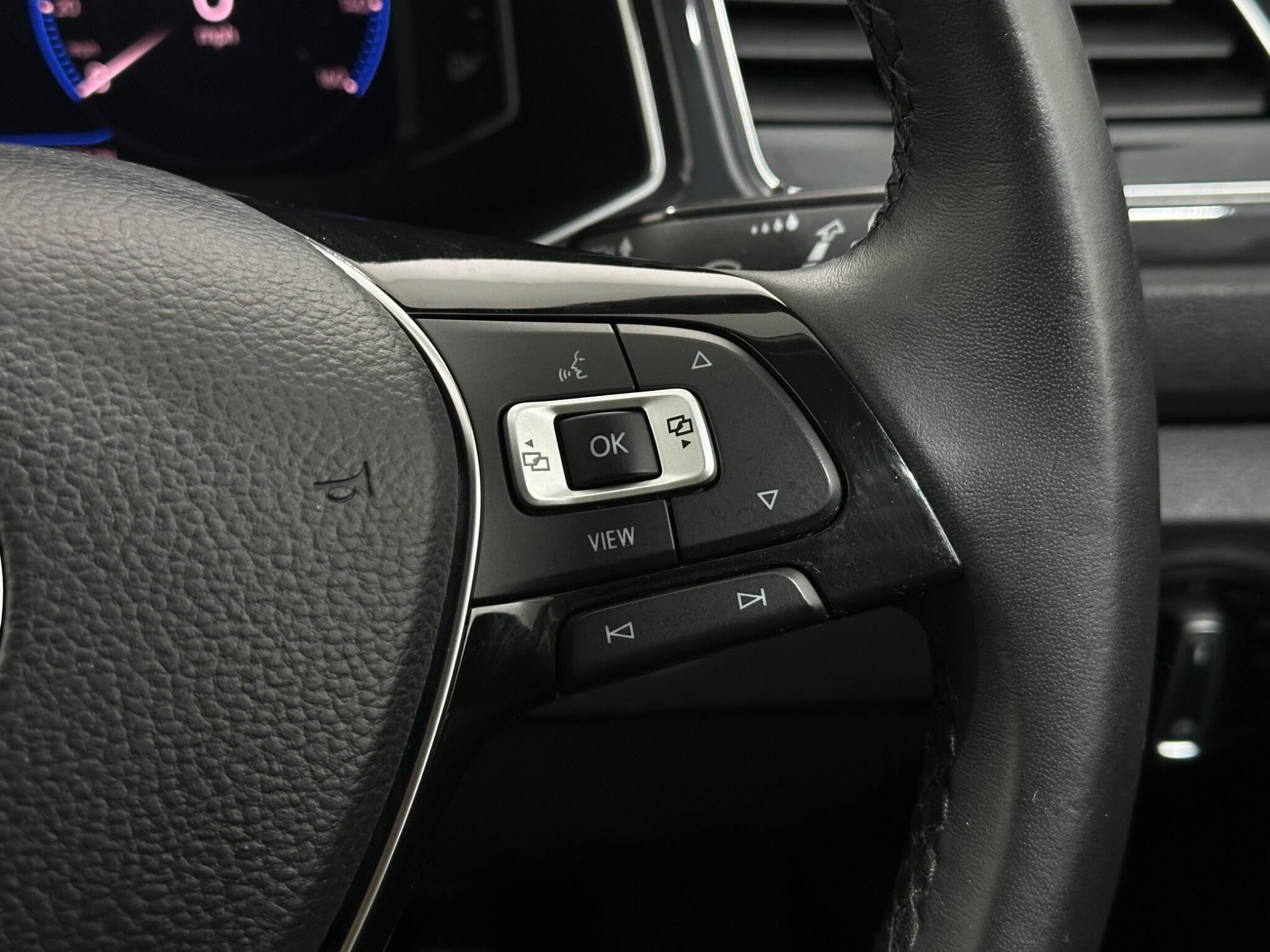 Volkswagen T-Roc view 16