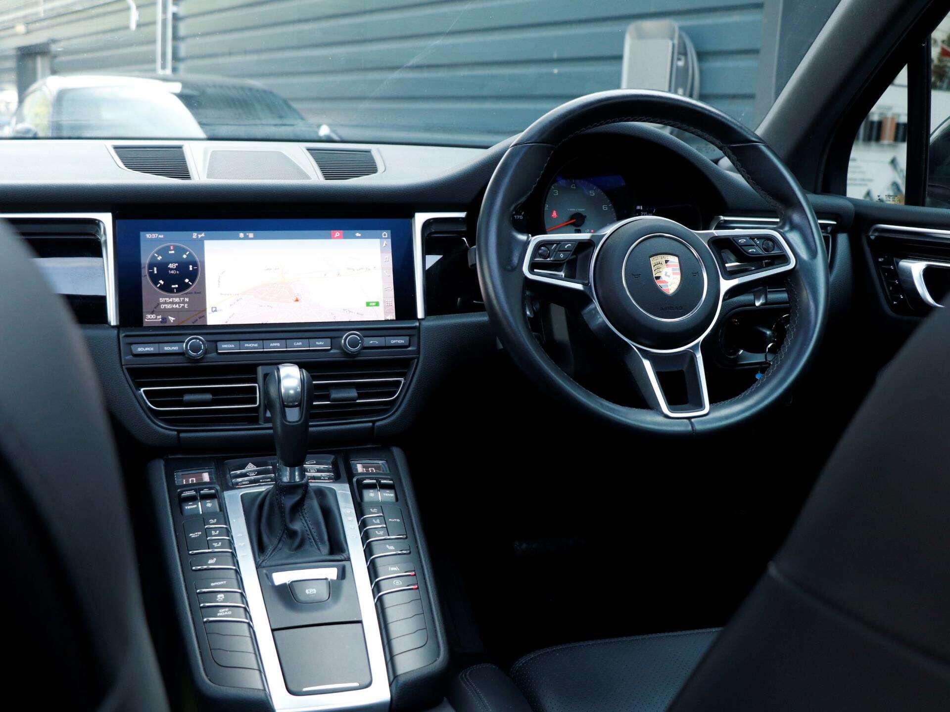 Porsche Macan view 12