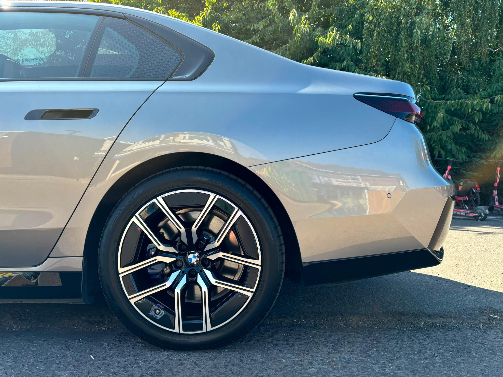 BMW I7 view 36