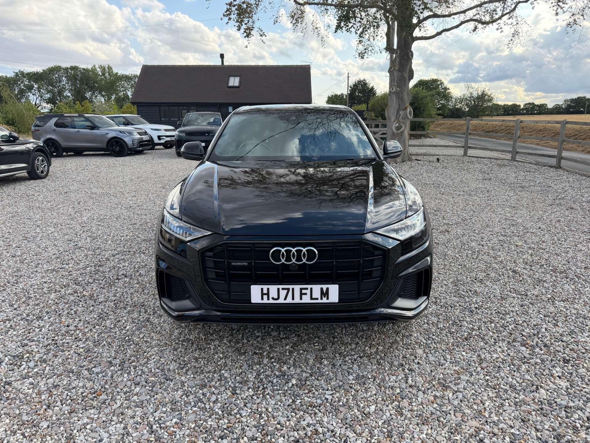 Audi Q8 view 8