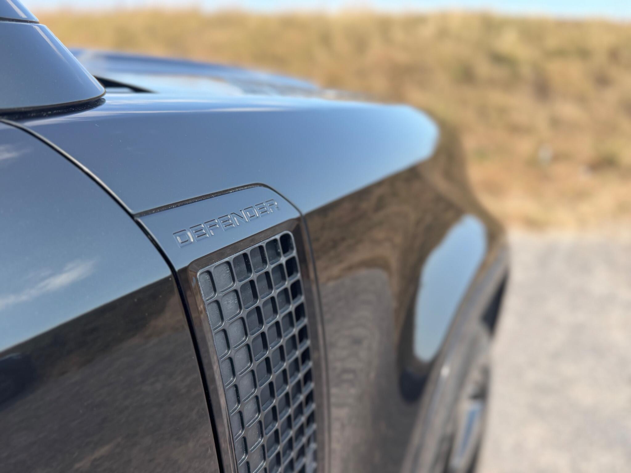 Land Rover Defender 110 view 56