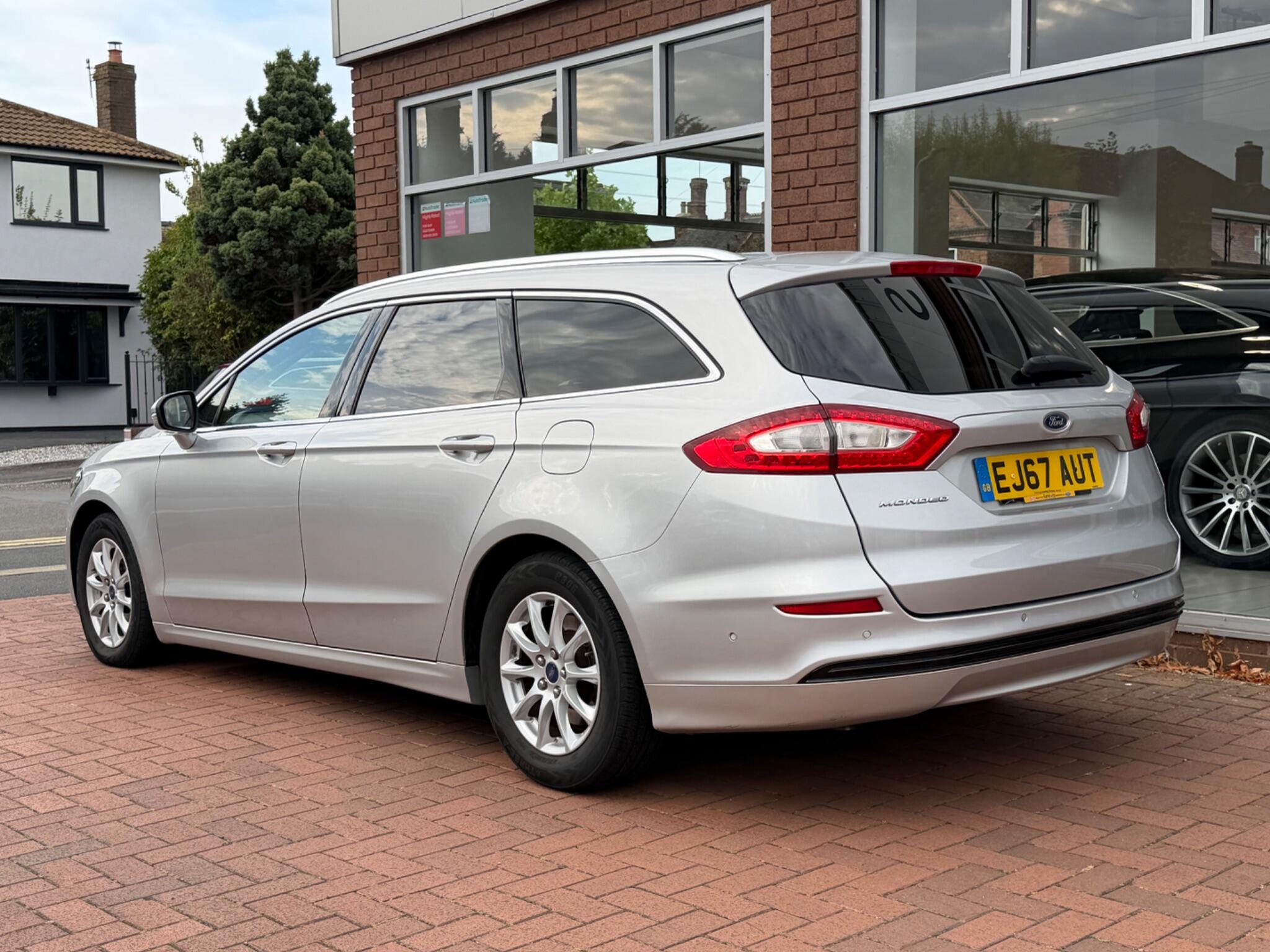 Ford Mondeo view 5