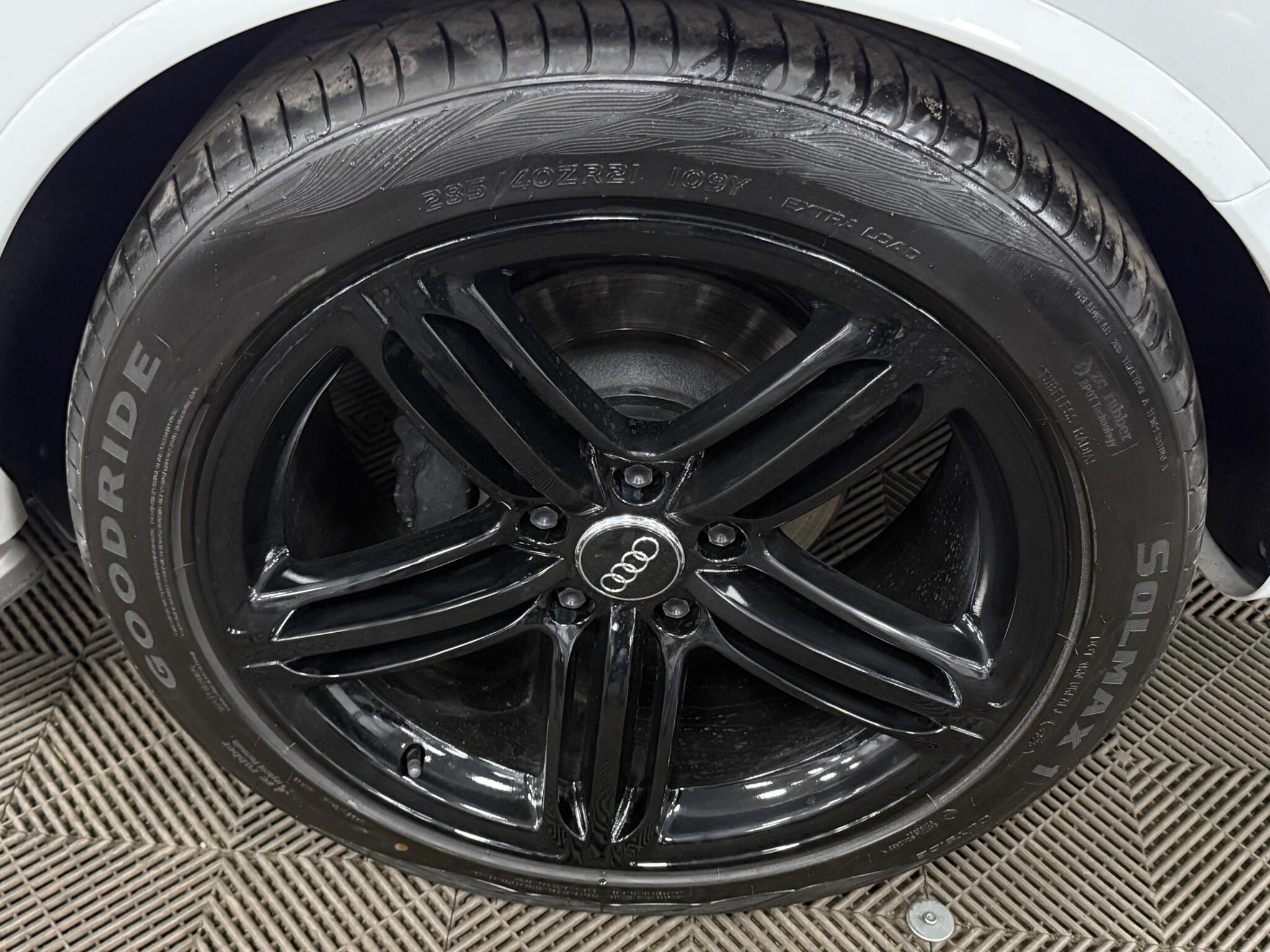 Audi Q7 view 47