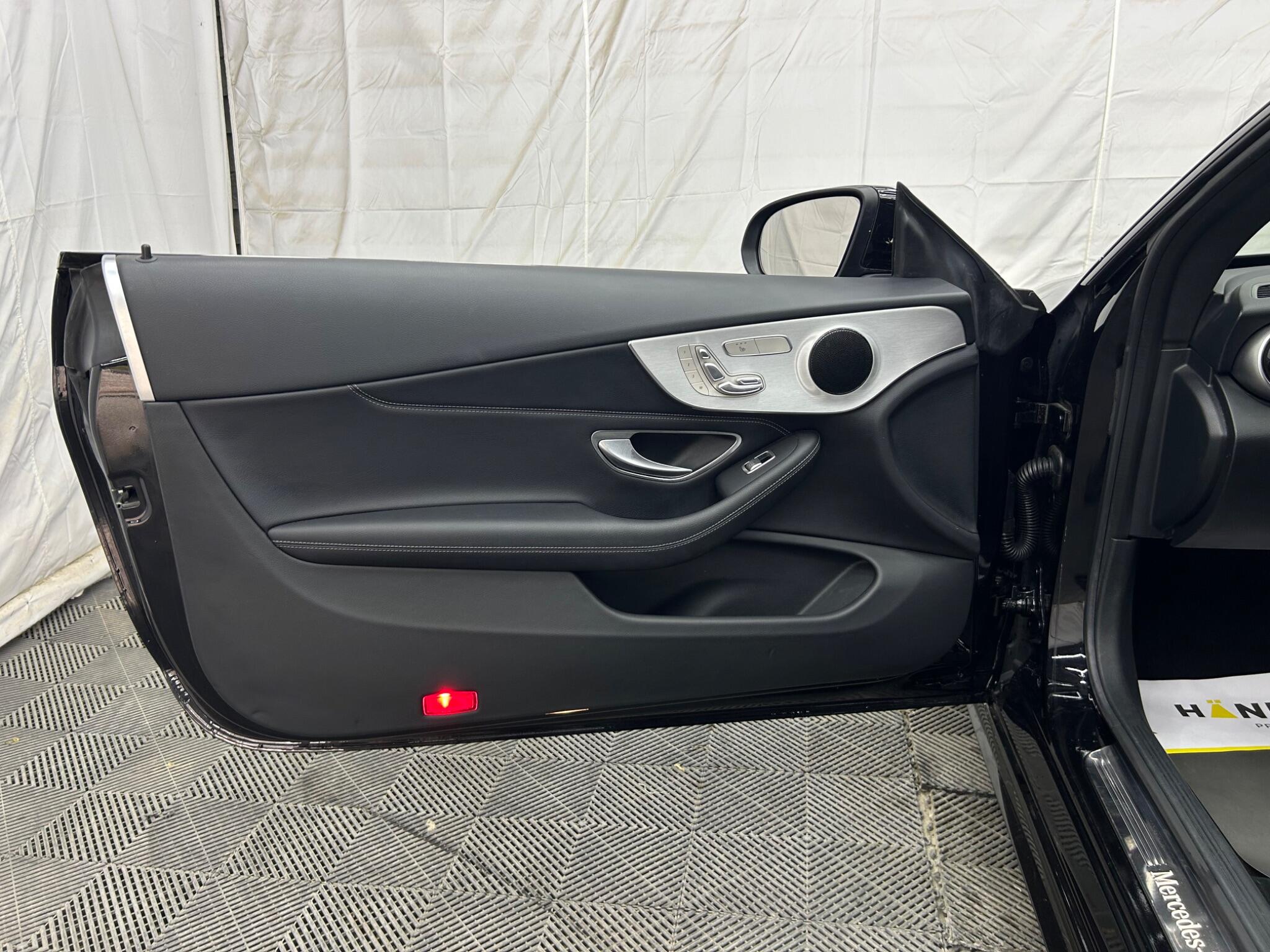 Mercedes-Benz C-Class view 27