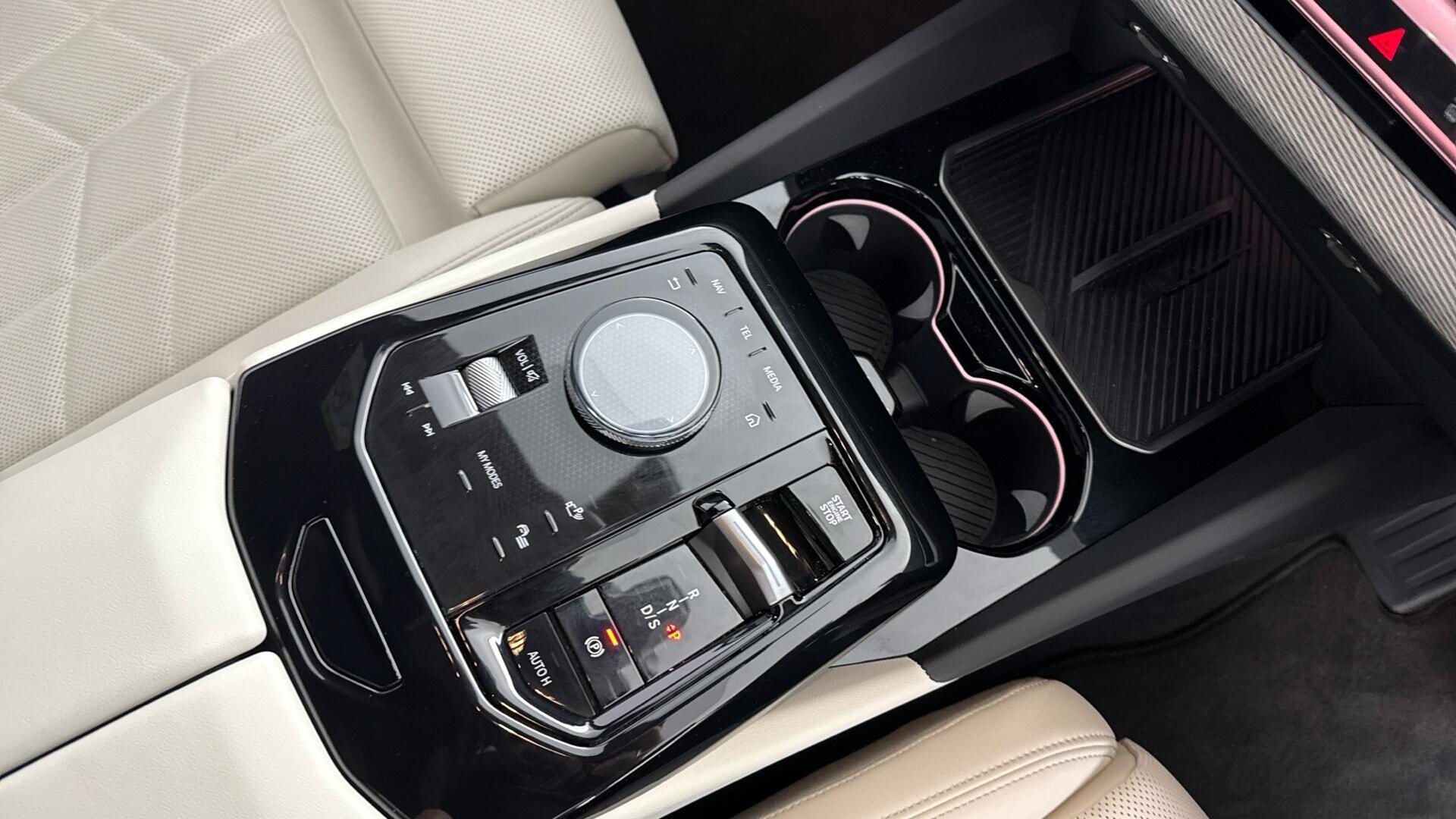 BMW 5 Series view 10