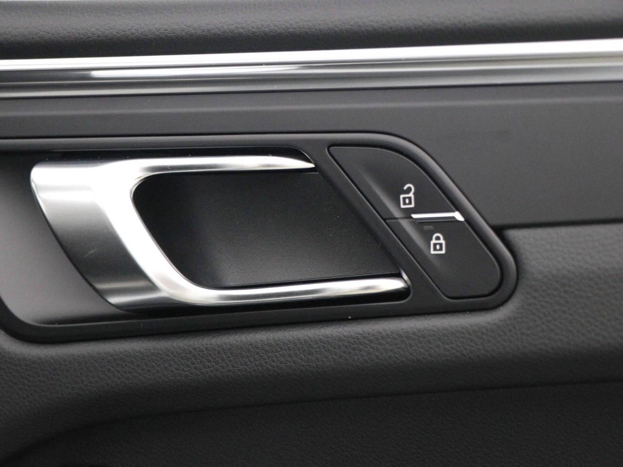 Porsche Macan view 34