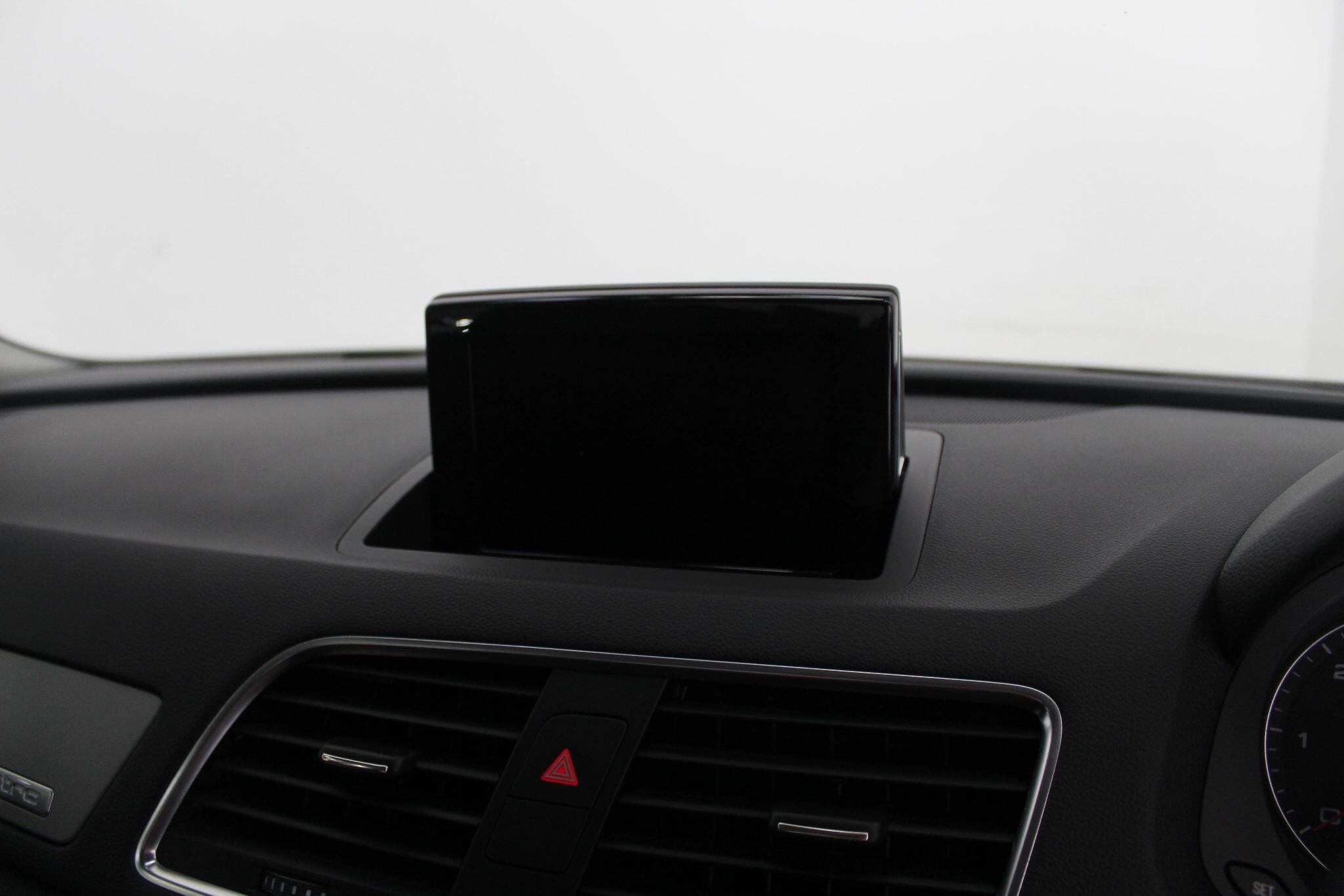 Audi Q3 view 38