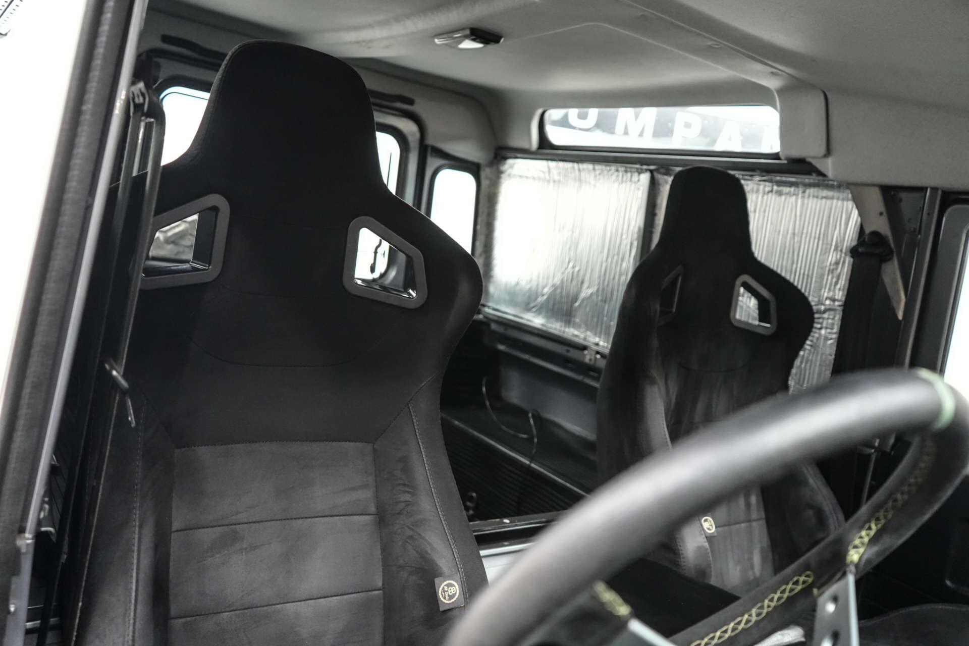 Land Rover Defender 90 view 12