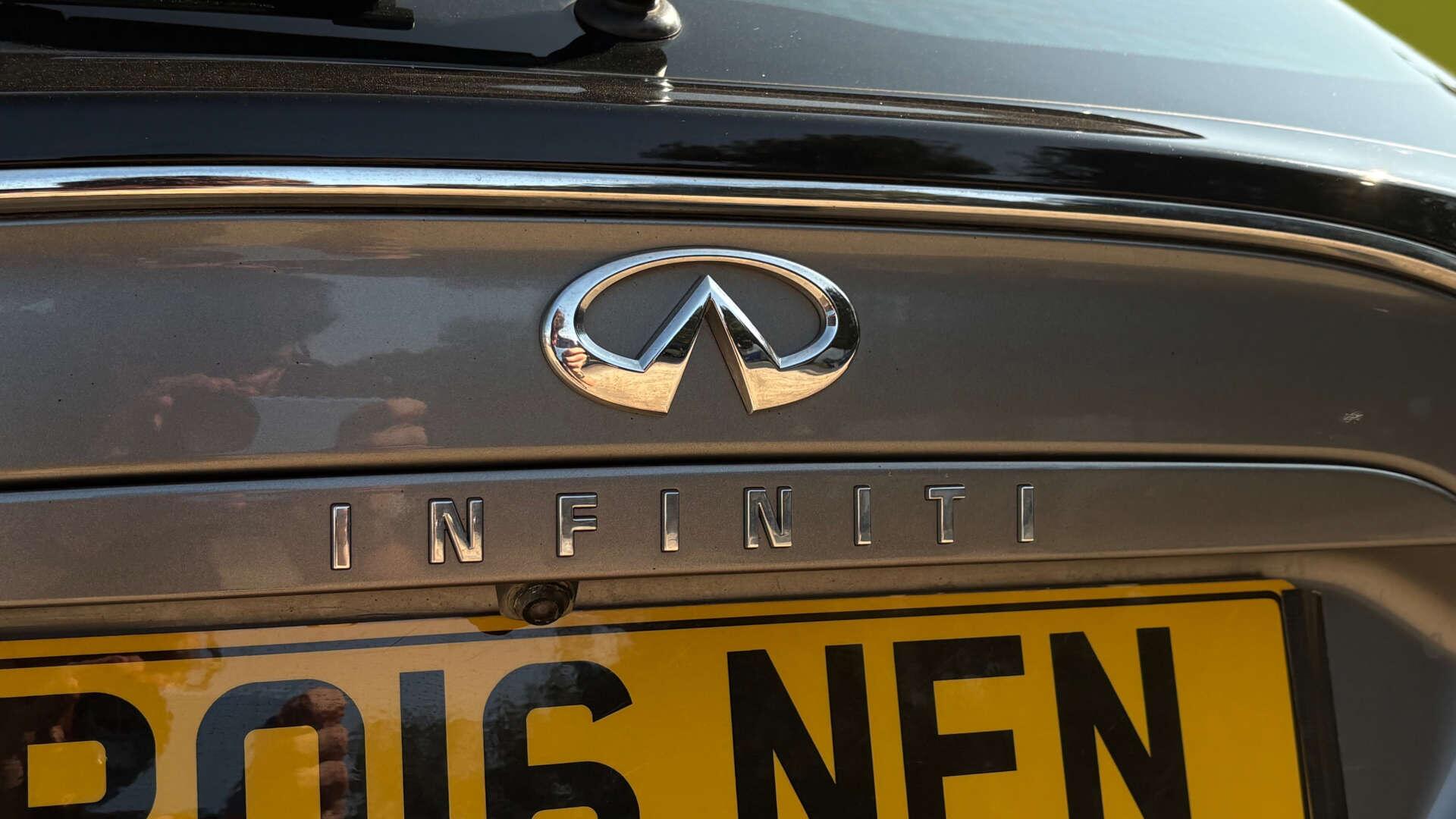 Infiniti Q30 view 40
