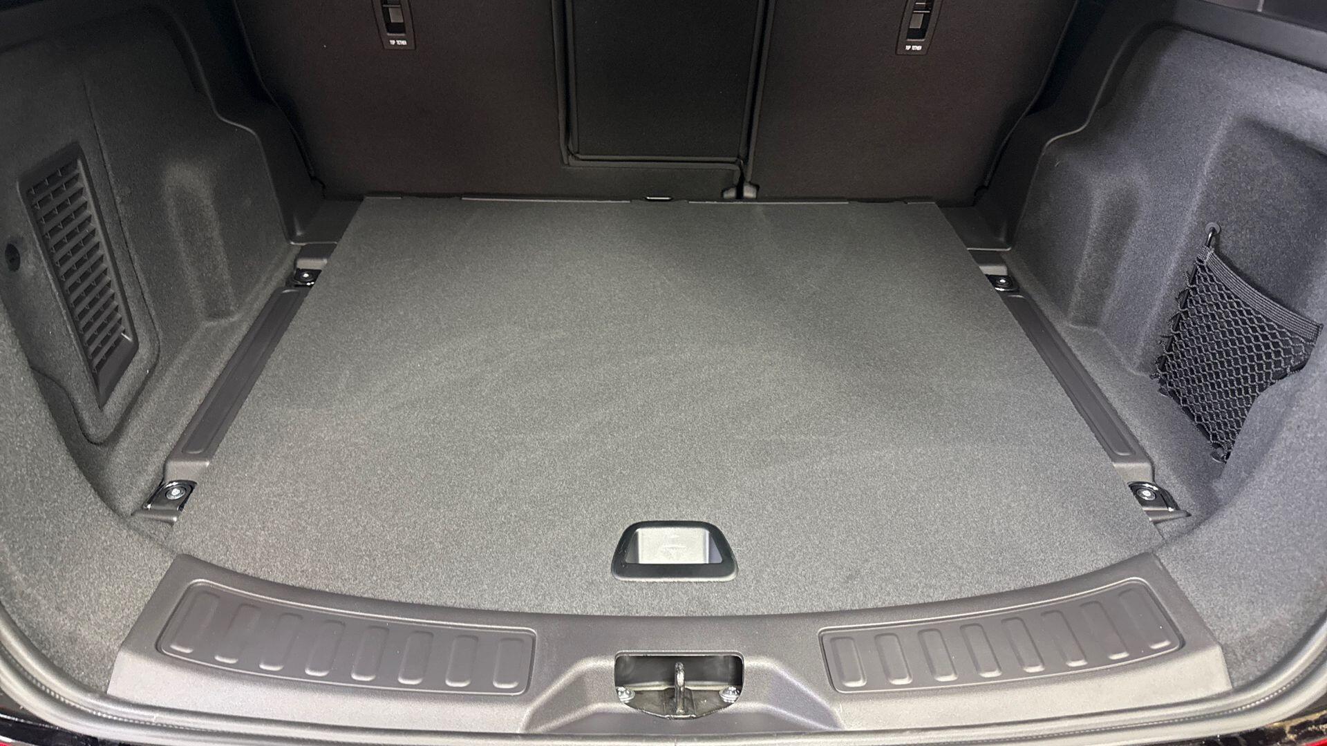 Land Rover Discovery Sport view 10