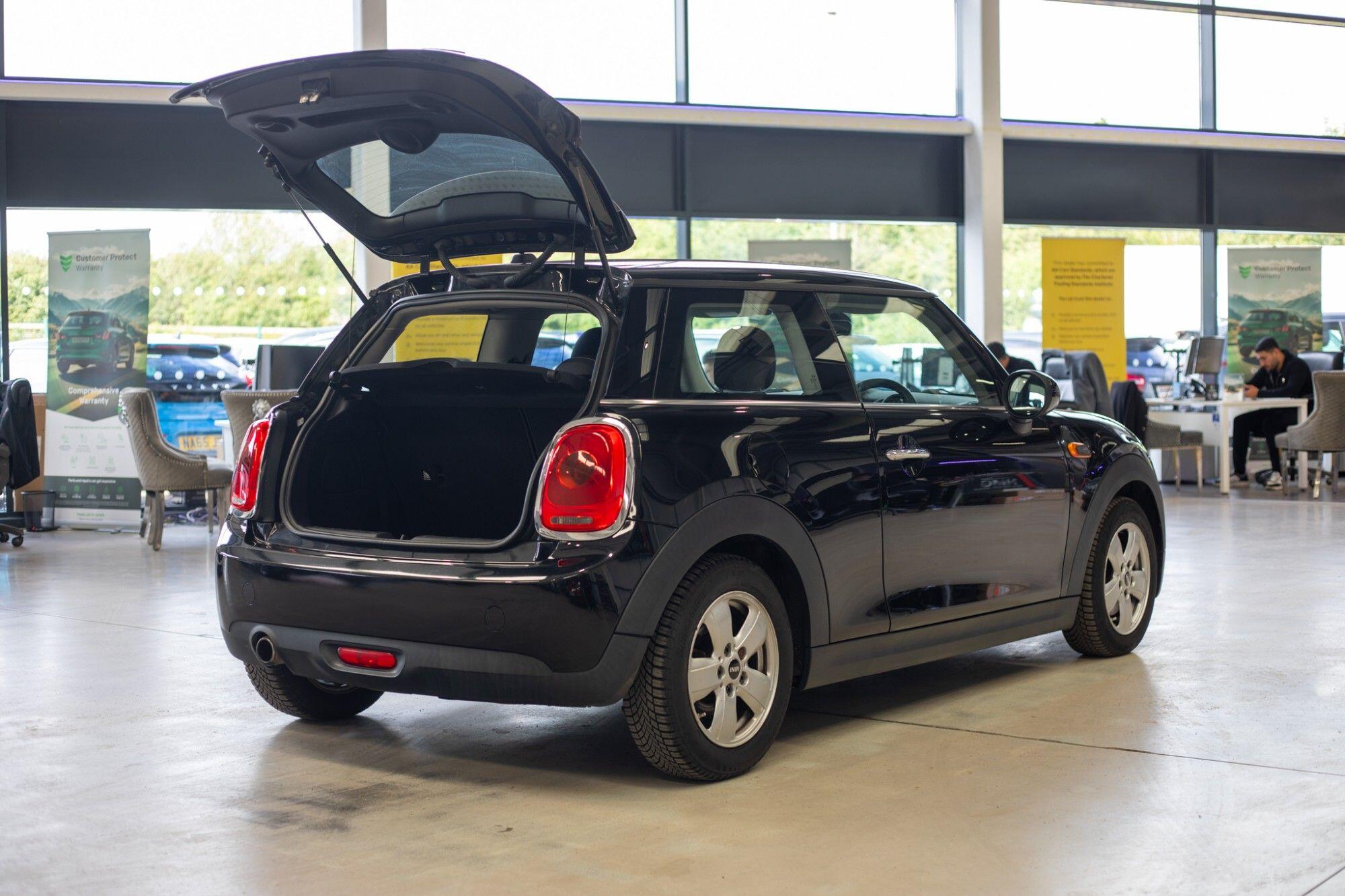 Mini Hatch view 32