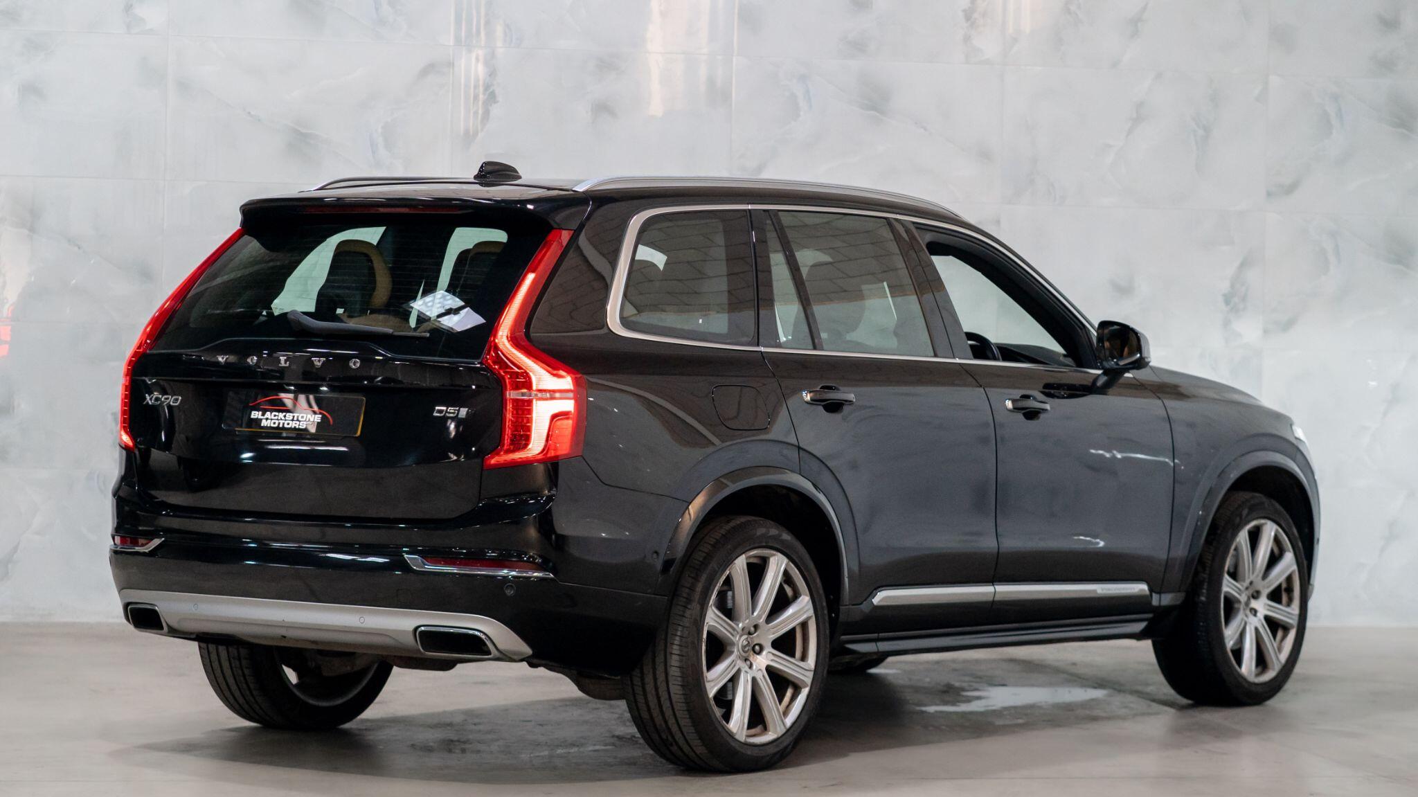 Volvo XC90 view 9