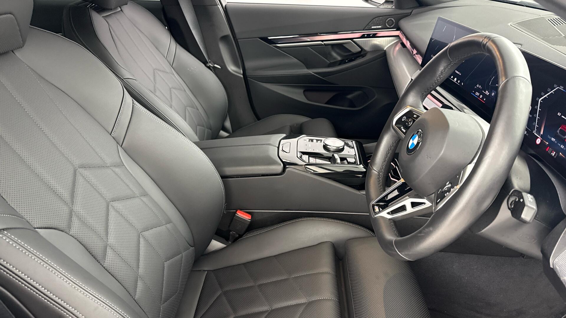 BMW 5 Series view 11