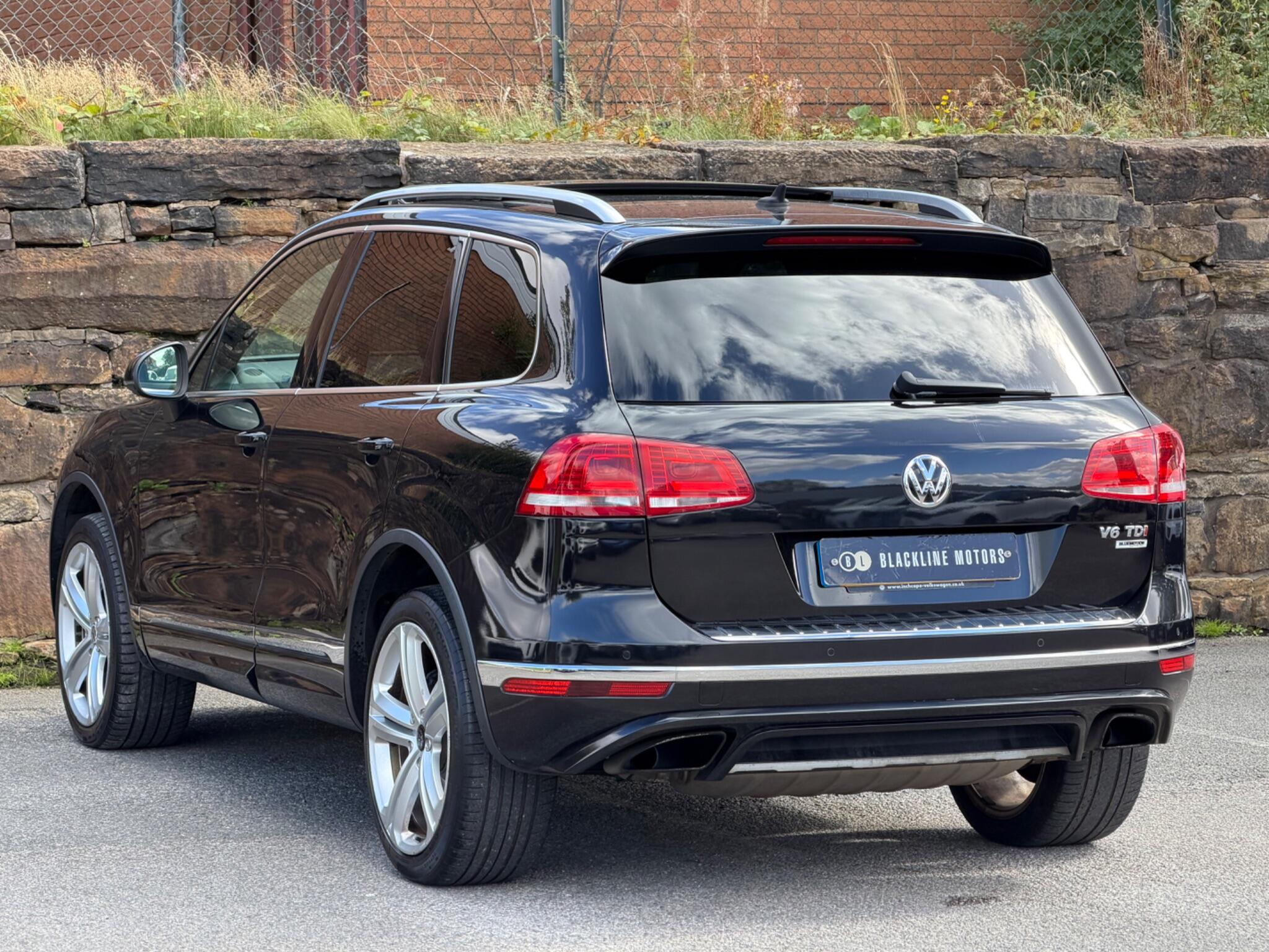 Volkswagen Touareg view 5