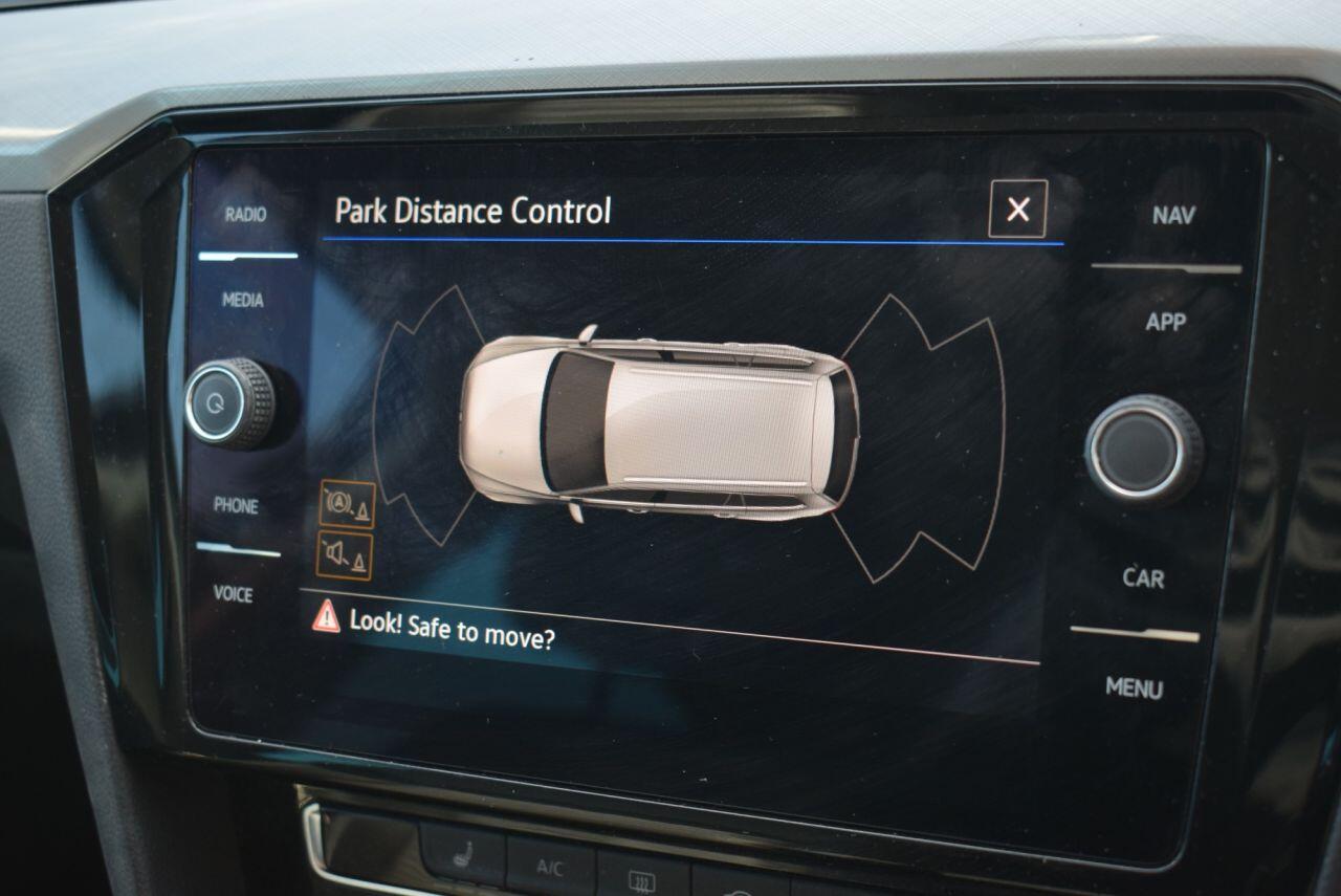 Volkswagen Passat view 4