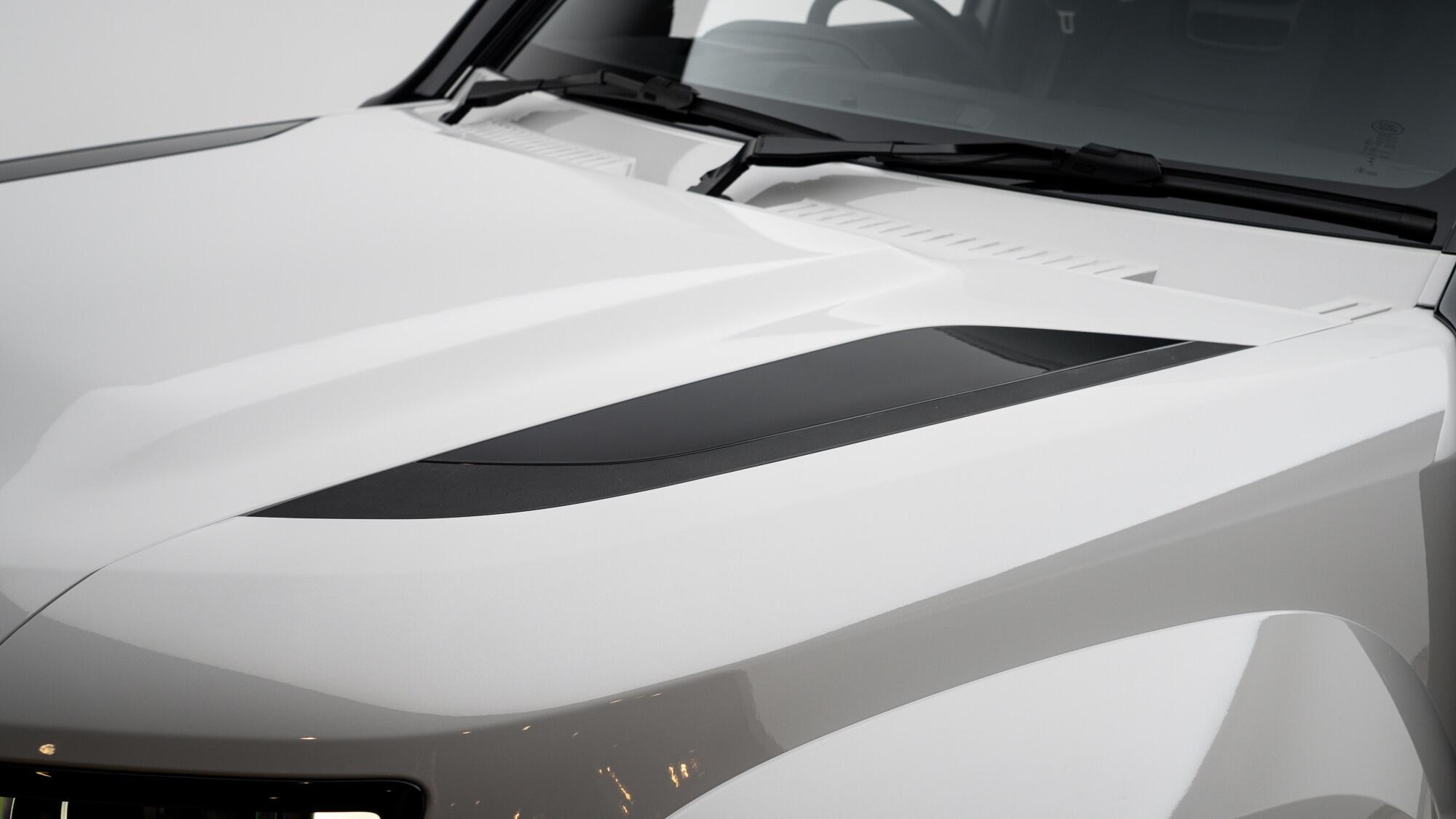 Land Rover Defender 110 view 15