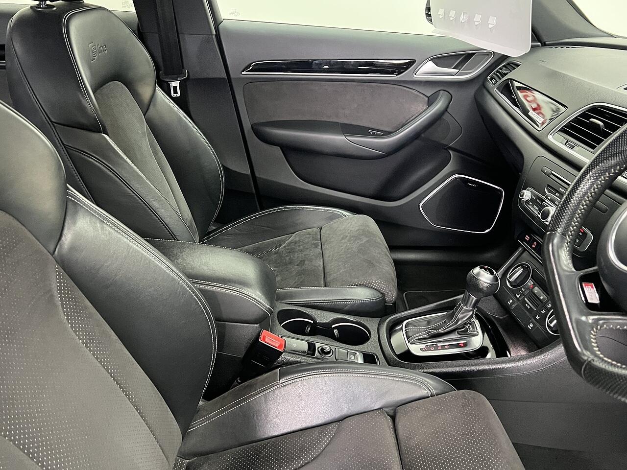 Audi Q3 view 8