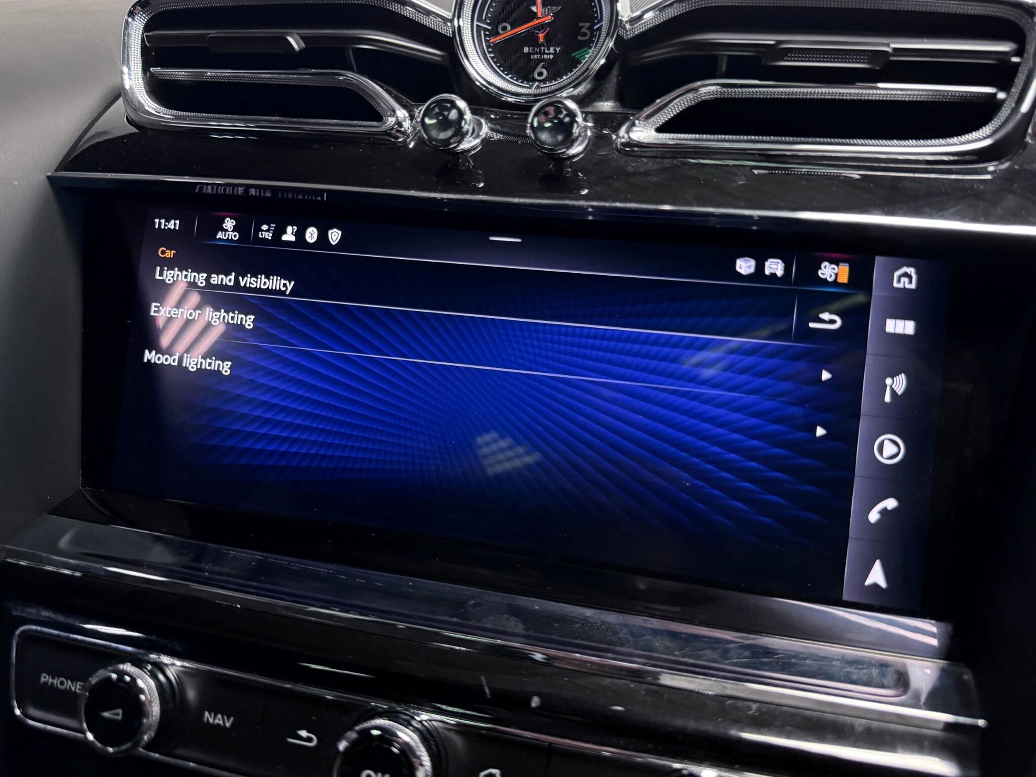 Bentley Bentayga view 75