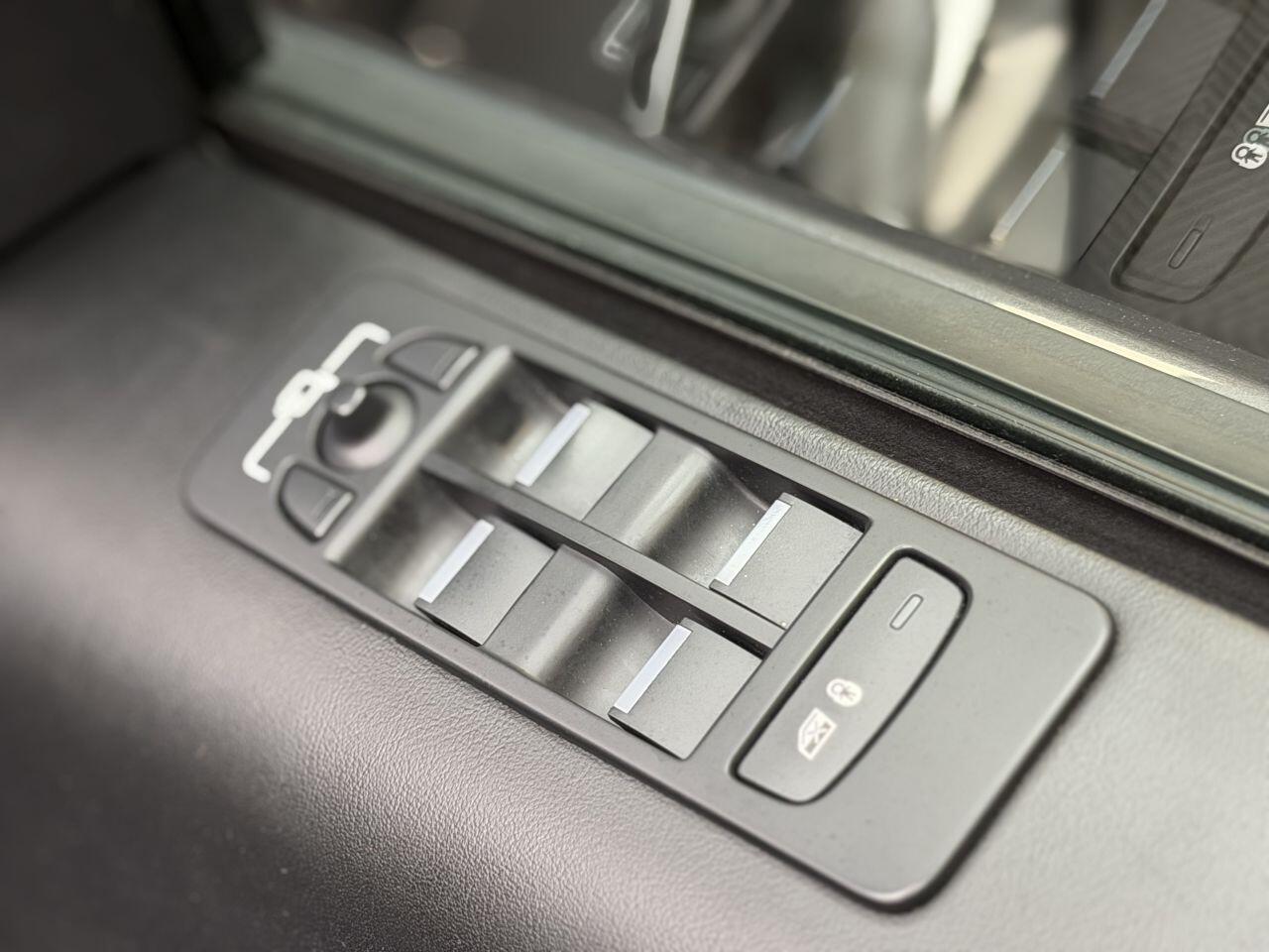 Land Rover Discovery Sport view 31