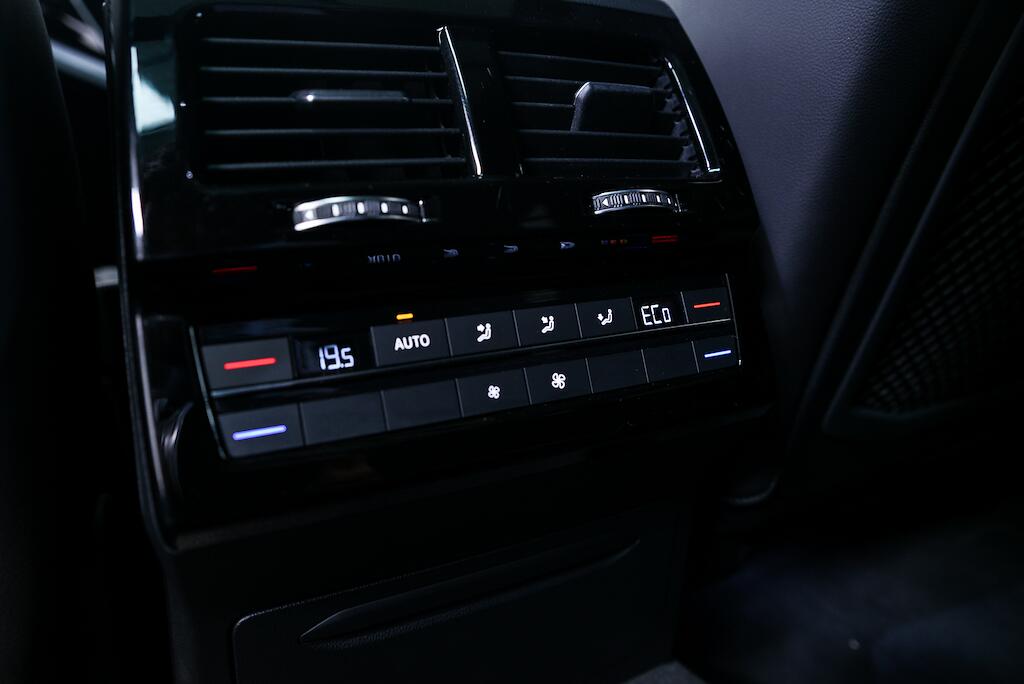 Volkswagen Touareg view 15