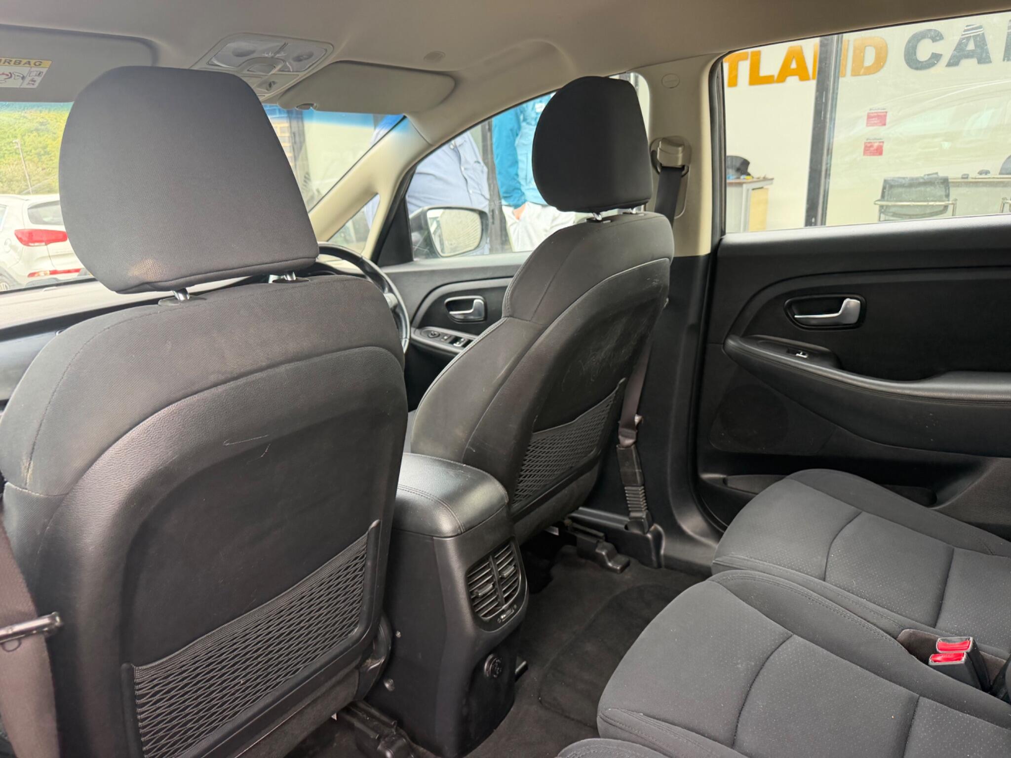 Kia Carens view 27