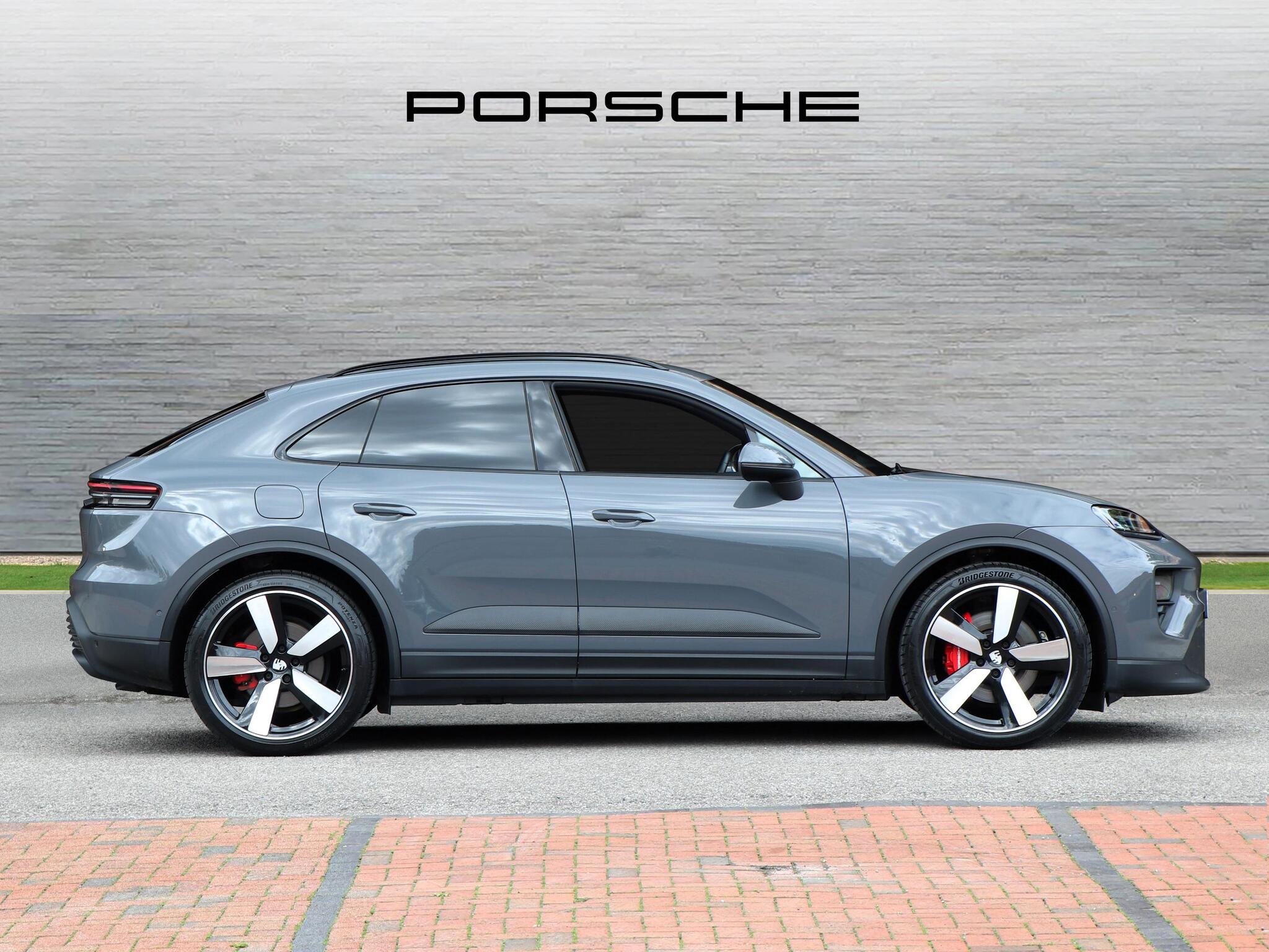 Porsche Macan view 5