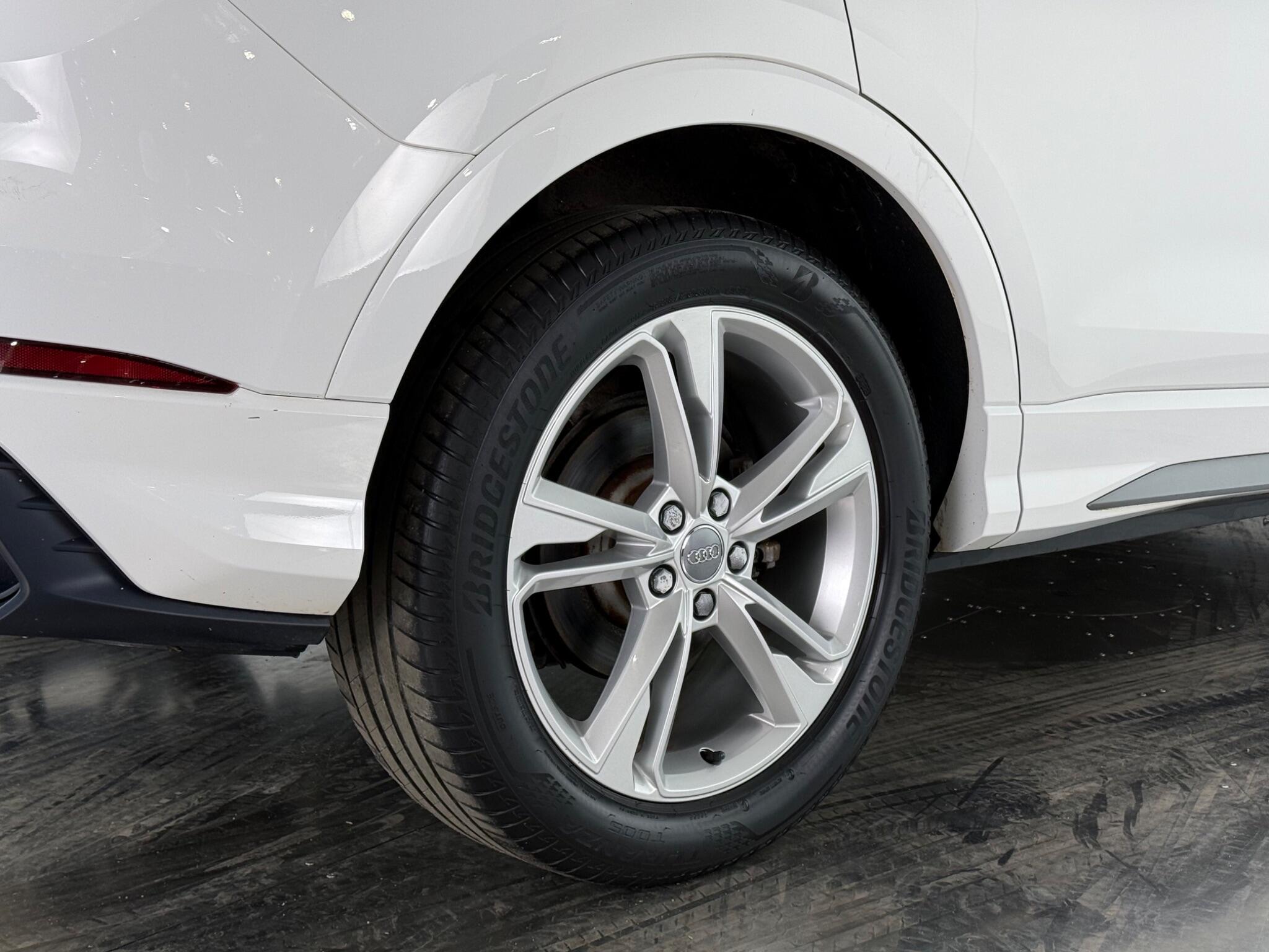 Audi Q3 view 8