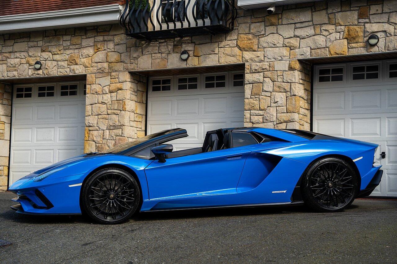 Lamborghini Aventador view 50