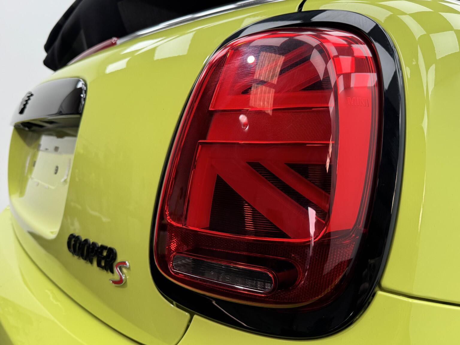 Mini Convertible view 50