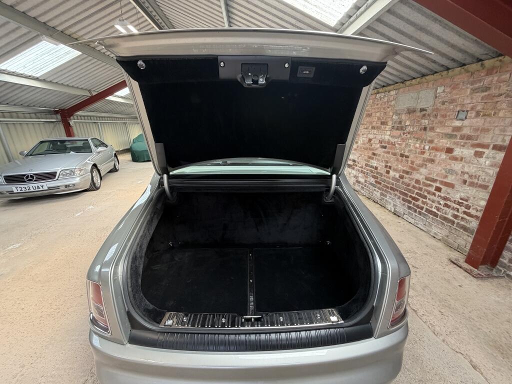 Rolls-Royce Phantom view 19