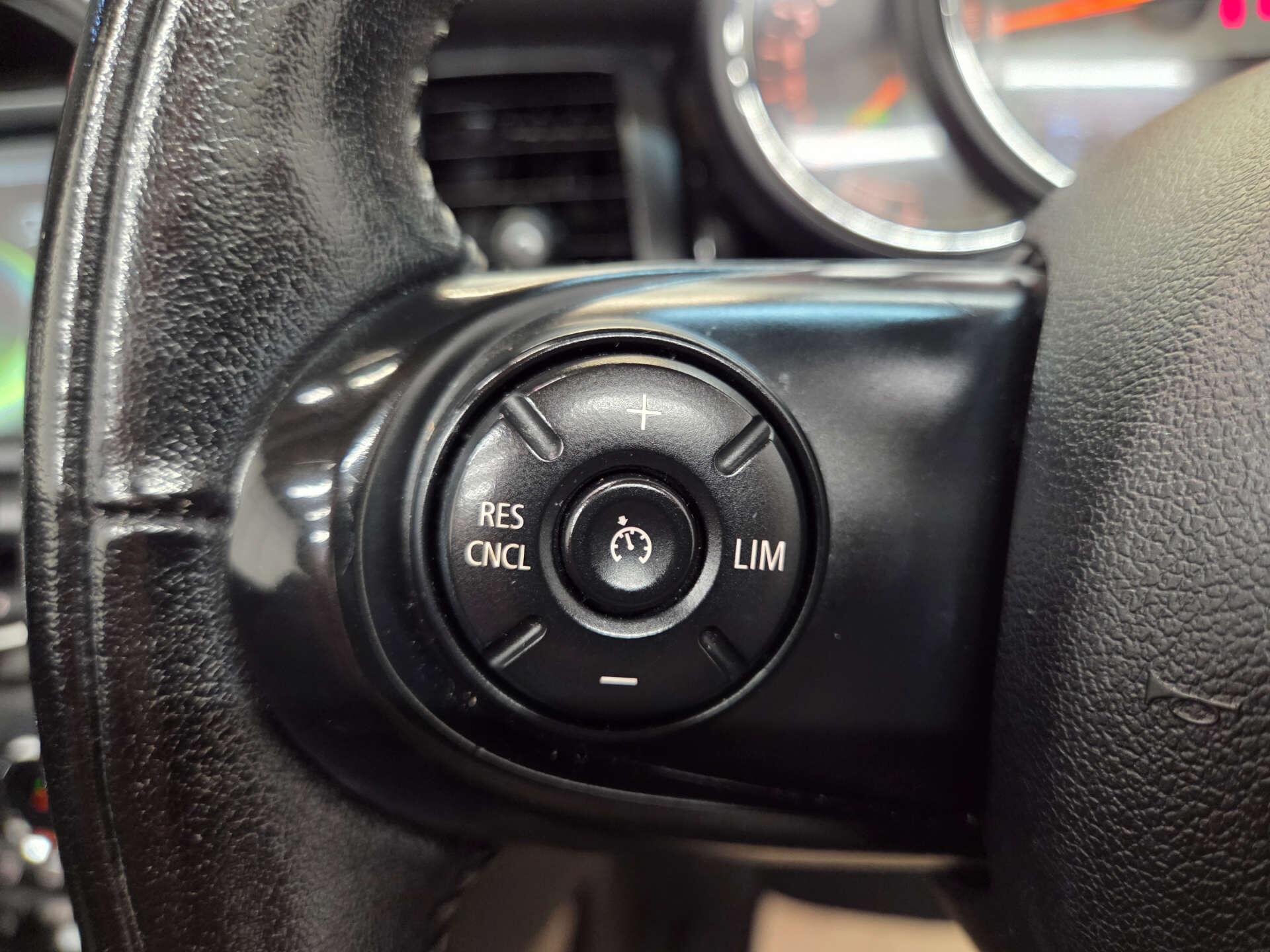 Mini Convertible view 26